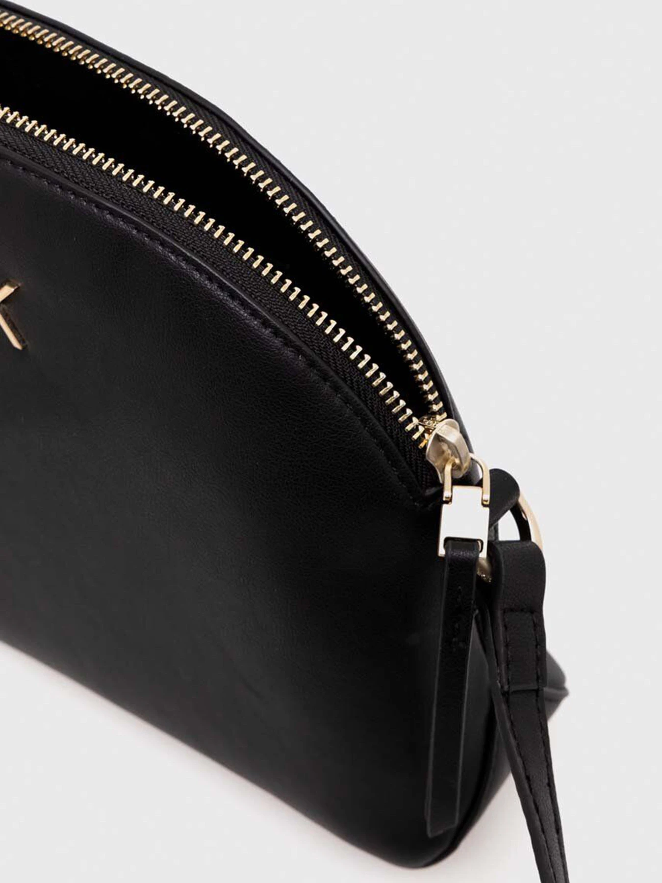 Сумки Calvin Klein Re-Lock Seasonal Crossbody Md модель K60K611444-BEH Сумки Calvin Klein Re-Lock Seasonal Crossbody Md модель K60K611444-BEH Фото