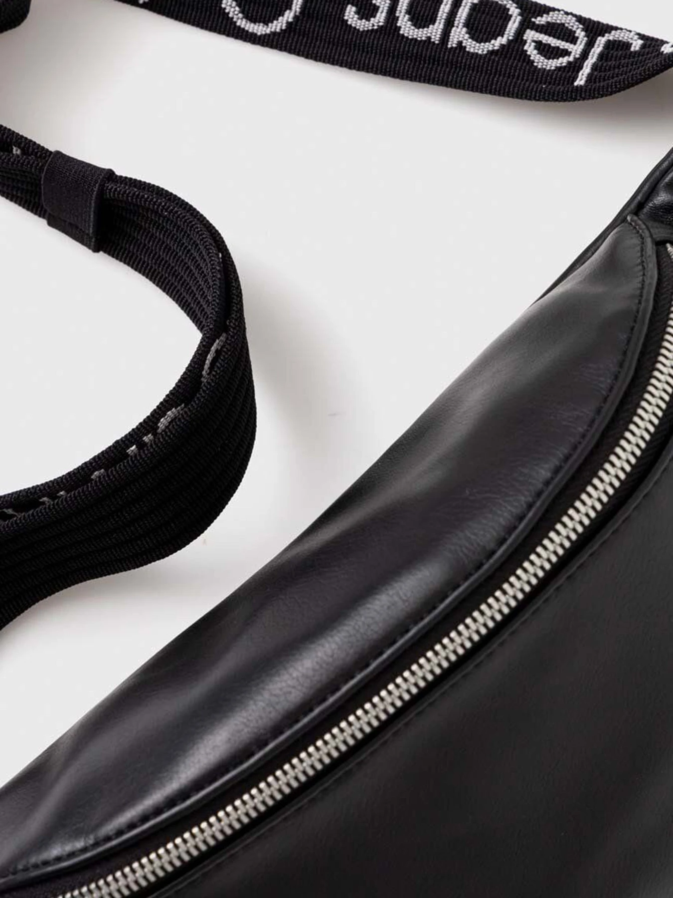 Сумки Calvin Klein Ultralight Waistbag 38 Pu модель K50K511491-BEH Сумки Calvin Klein Ultralight Waistbag 38 Pu модель K50K511491-BEH Фото