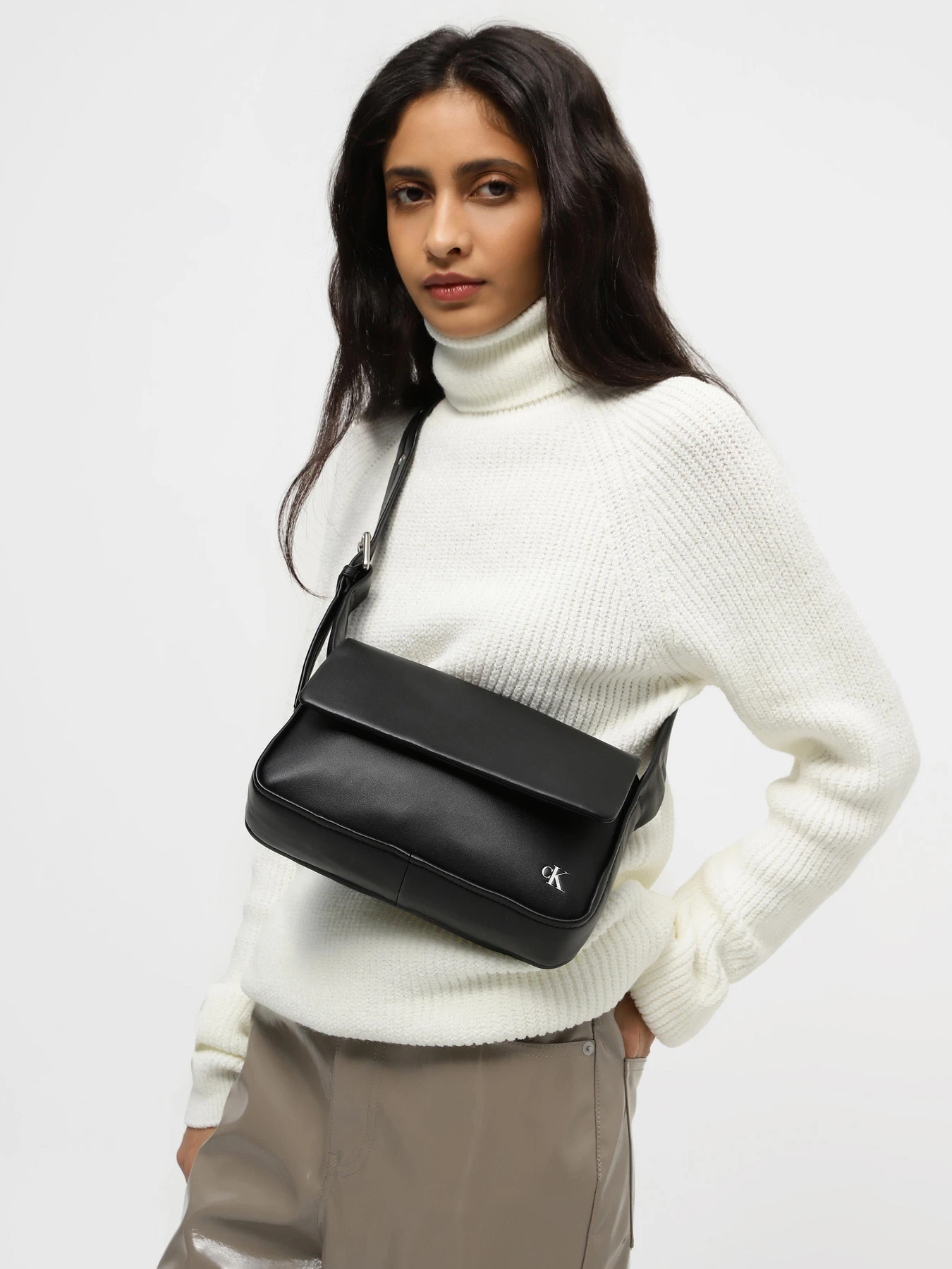 Сумки Calvin Klein Block Flap Shoulderbag25 Pu модель K60K611467-BEH Сумки Calvin Klein Block Flap Shoulderbag25 Pu модель K60K611467-BEH Фото
