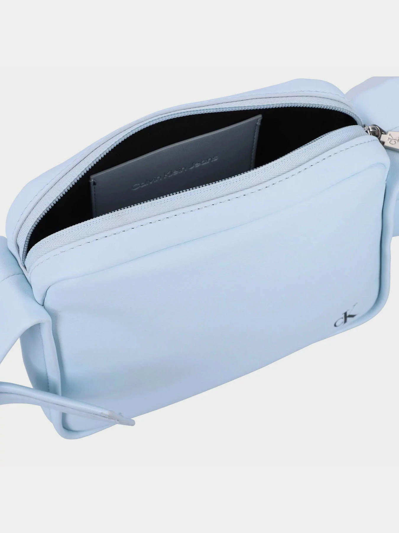 Сумки Calvin Klein Block Sq Camerabag21 Pu модель K60K611468-CYR Сумки Calvin Klein Block Sq Camerabag21 Pu модель K60K611468-CYR Фото