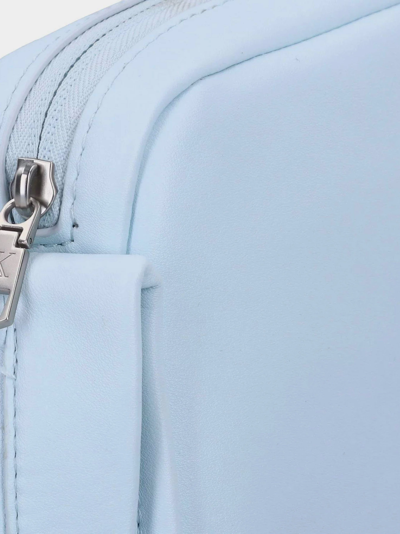 Сумки Calvin Klein Block Sq Camerabag21 Pu модель K60K611468-CYR Сумки Calvin Klein Block Sq Camerabag21 Pu модель K60K611468-CYR Фото