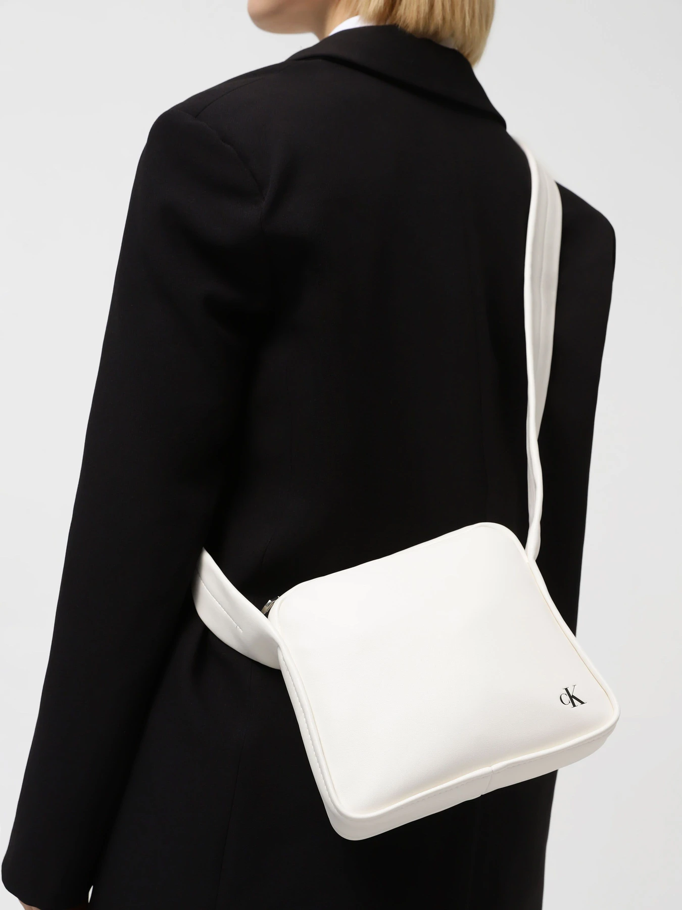 Сумки Calvin Klein Block Sq Camerabag21 Pu модель K60K611468-YAF Сумки Calvin Klein Block Sq Camerabag21 Pu модель K60K611468-YAF Фото