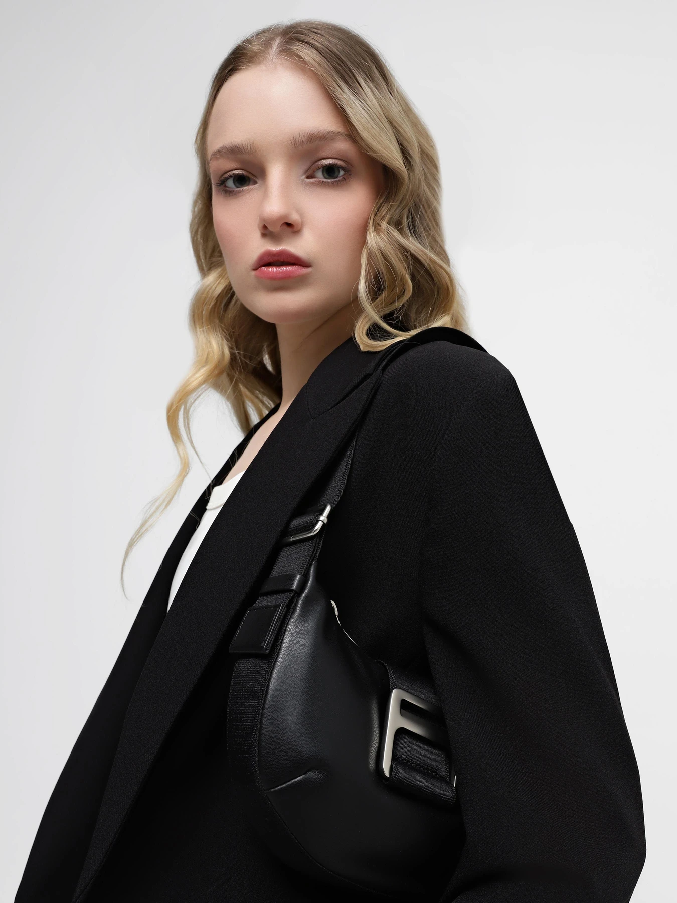 Сумки Calvin Klein Off Duty Crescent Bag22 модель K60K611476-BEH Сумки Calvin Klein Off Duty Crescent Bag22 модель K60K611476-BEH Фото