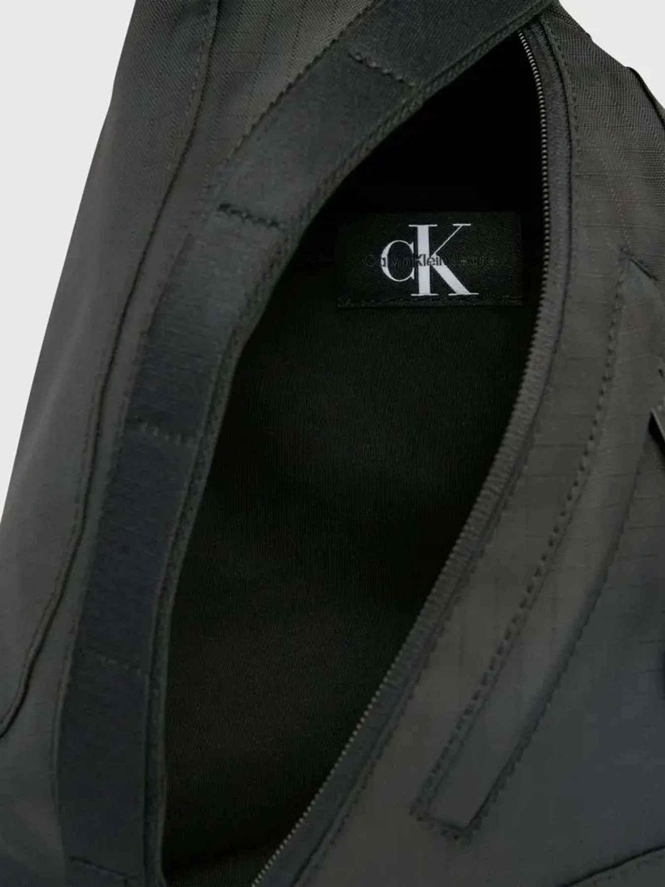 Сумки Calvin Klein Metaforms Rounded Cb Sling38 модель K50K511733-BEH Сумки Calvin Klein Metaforms Rounded Cb Sling38 модель K50K511733-BEH Фото