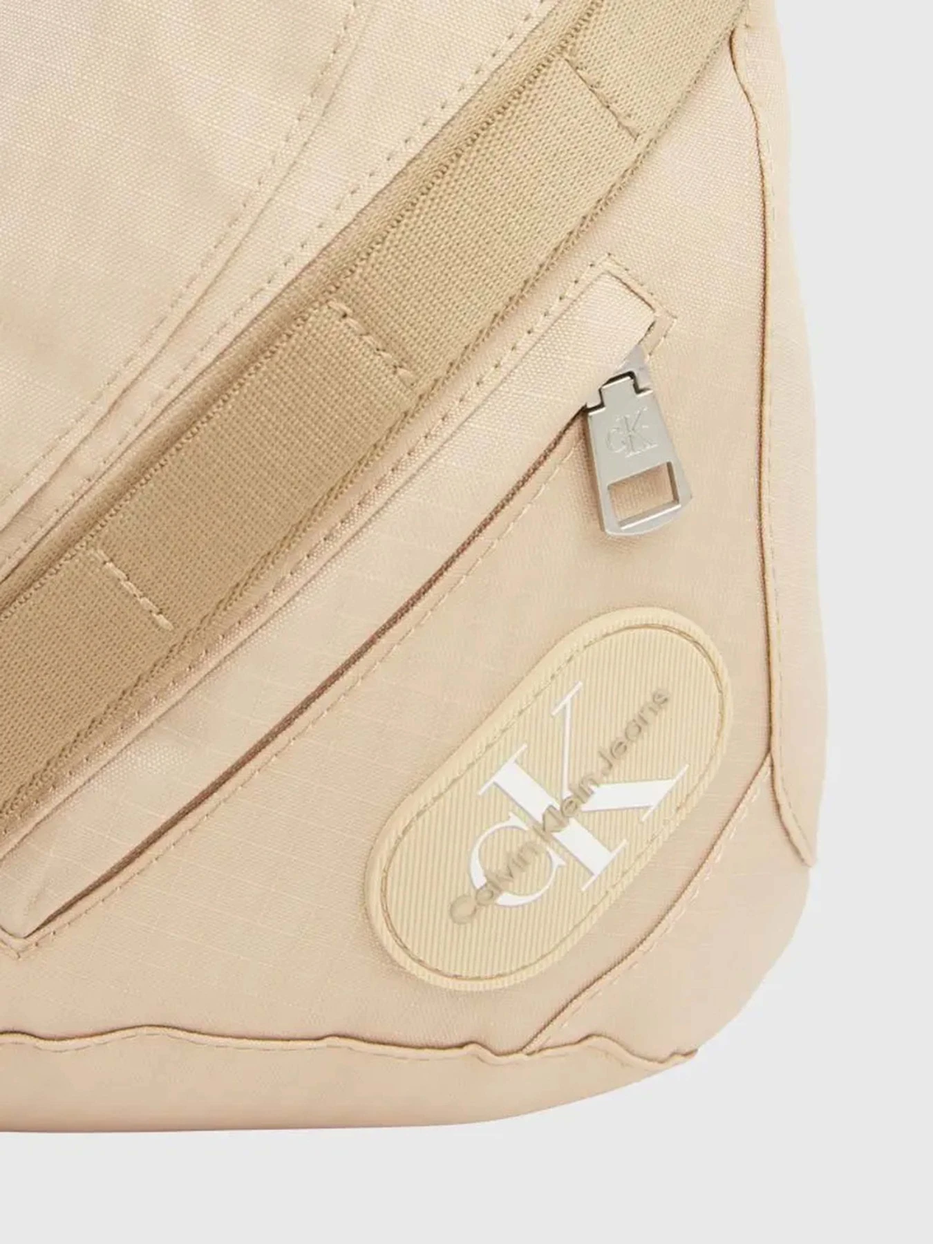 Сумки Calvin Klein Metaforms Rounded Cb Sling38 модель K50K511733-PF2 Фото