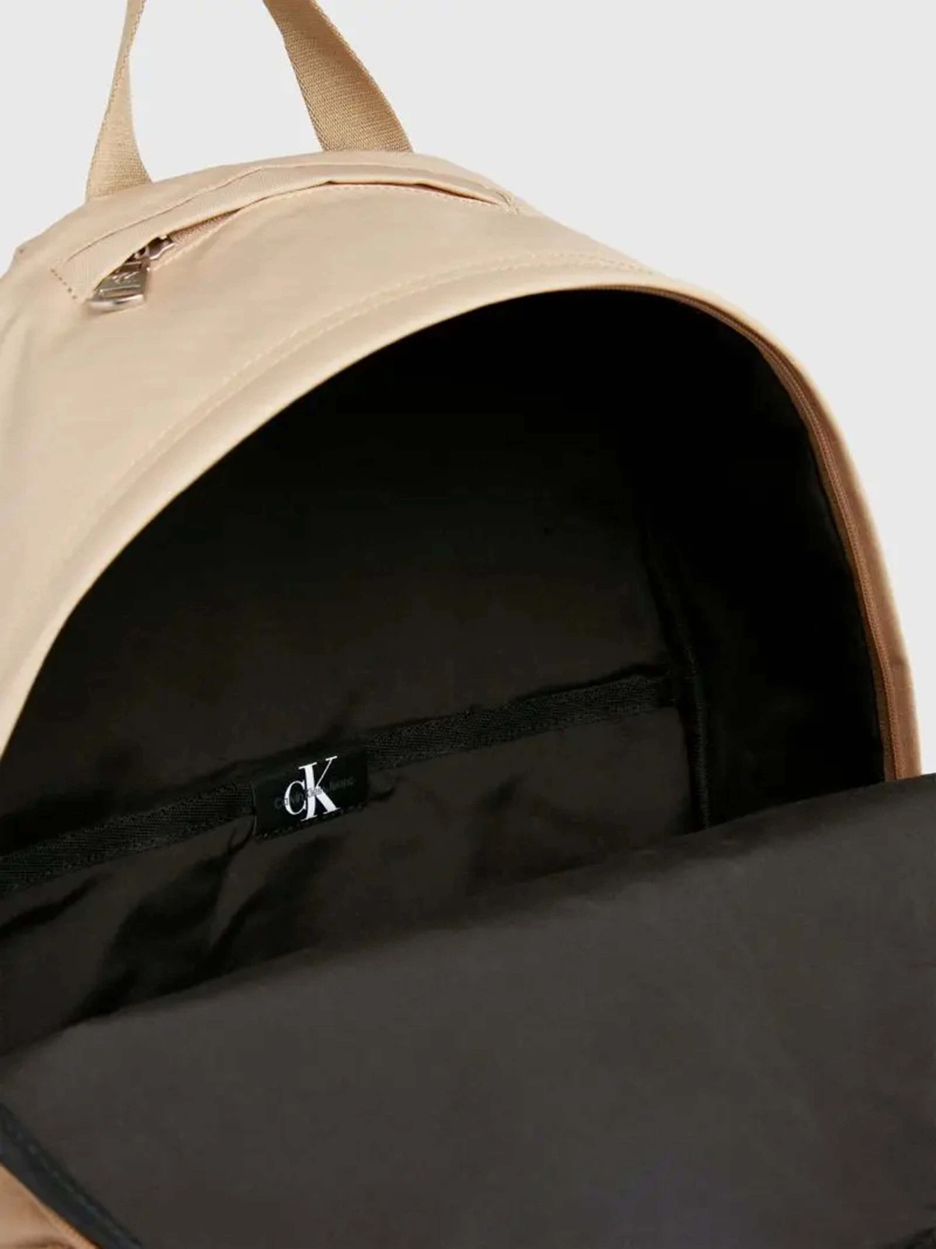 Рюкзаки Calvin Klein Metaforms Rounded Bp44 модель K50K511770-PF2 Рюкзаки Calvin Klein Metaforms Rounded Bp44 модель K50K511770-PF2 Фото