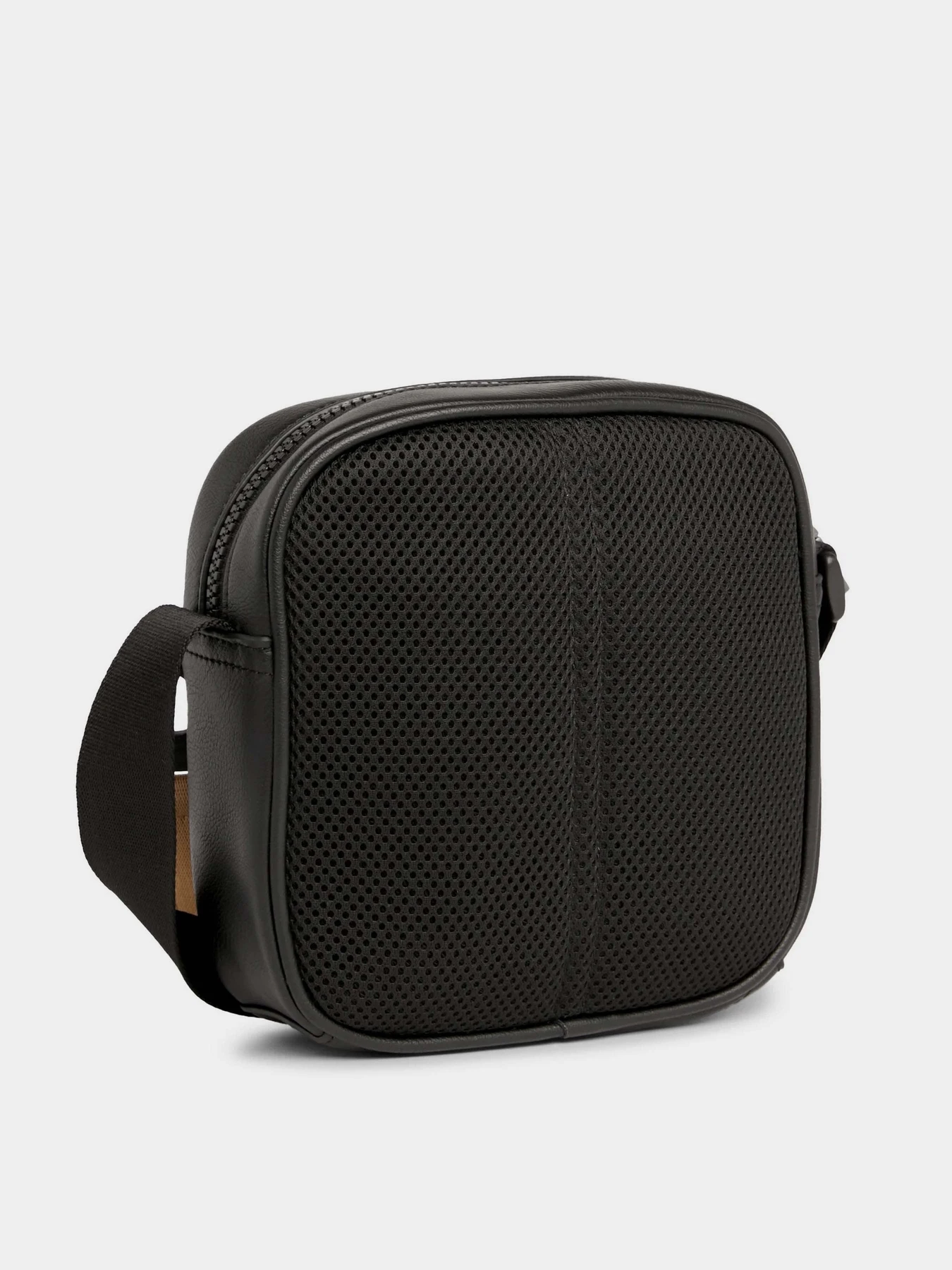 Сумки Calvin Klein Tagged Square Camera Bag18 модель K50K511779-BEH Сумки Calvin Klein Tagged Square Camera Bag18 модель K50K511779-BEH Фото
