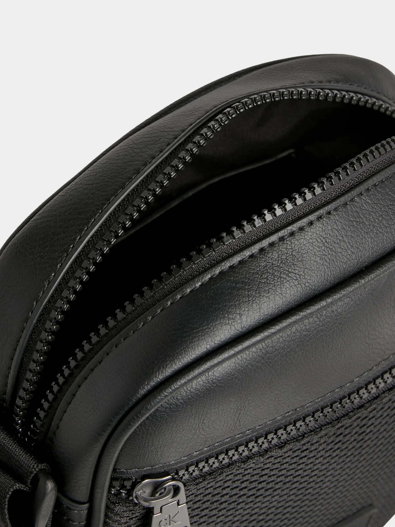 Сумки Calvin Klein Tagged Square Camera Bag18 модель K50K511779-BEH Сумки Calvin Klein Tagged Square Camera Bag18 модель K50K511779-BEH Фото