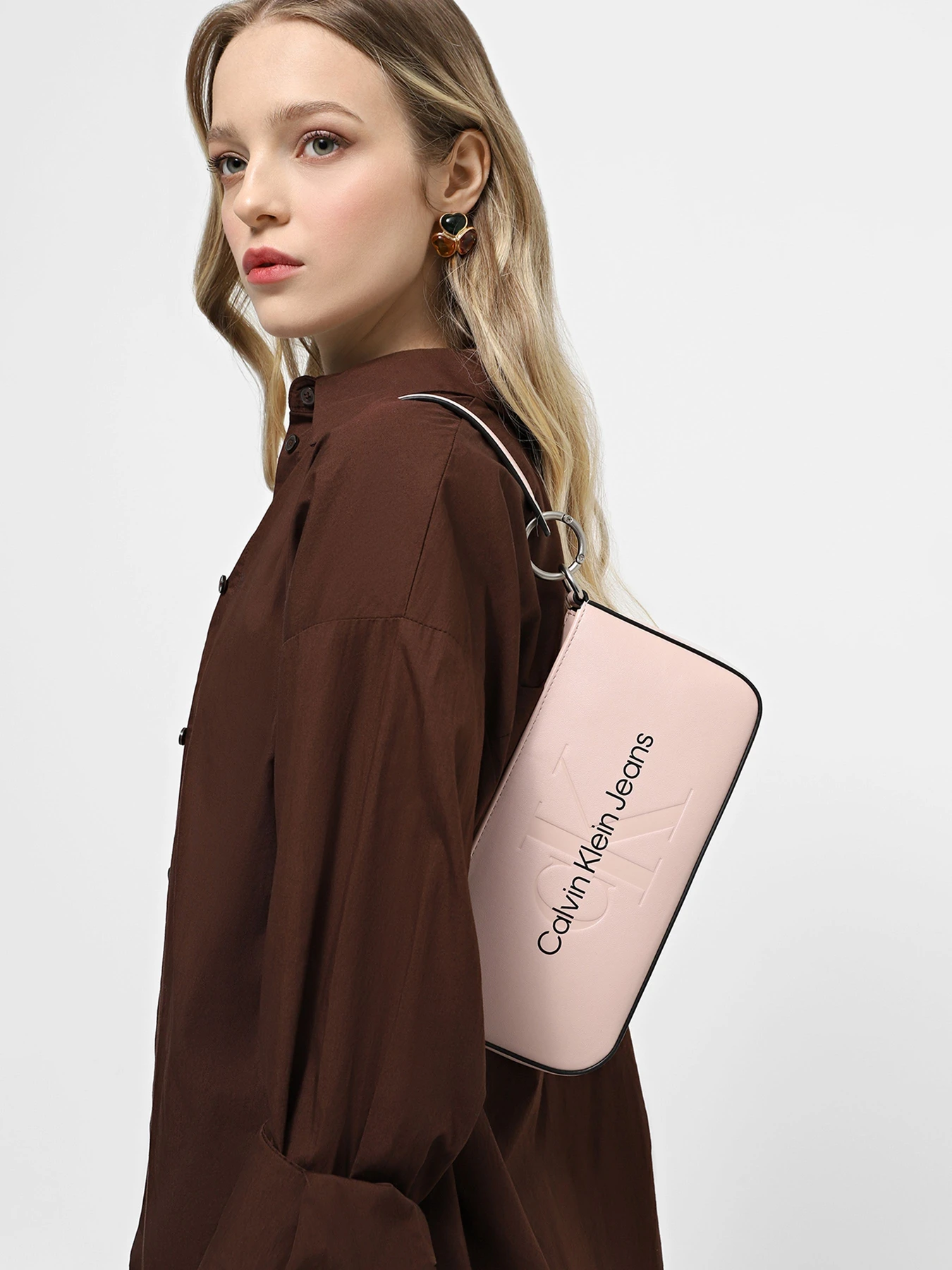 Сумки Calvin Klein Sculpted Shoulder Pouch25 Mono модель K60K610679-TFT Сумки Calvin Klein Sculpted Shoulder Pouch25 Mono модель K60K610679-TFT Фото