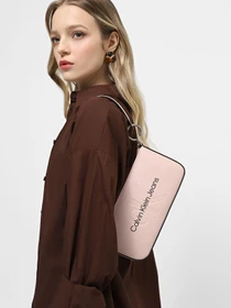 Сумки Calvin Klein Sculpted Shoulder Pouch25 Mono модель K60K610679-TFT Фото