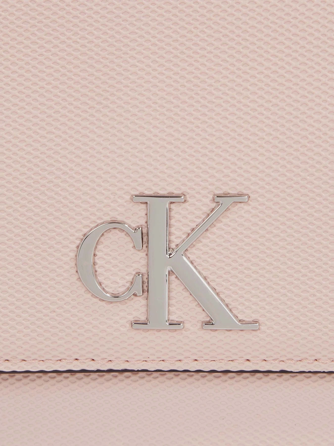 Сумки Calvin Klein Minimal Monogram Saddle Bag22 T модель K60K611961-TFT Сумки Calvin Klein Minimal Monogram Saddle Bag22 T модель K60K611961-TFT Фото