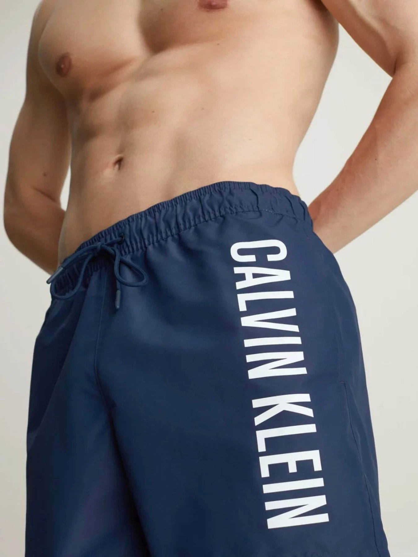 Одежда для пляжа Calvin Klein Underwear Intense Power модель KM0KM01004-C7E Одежда для пляжа Calvin Klein Underwear Intense Power модель KM0KM01004-C7E Фото