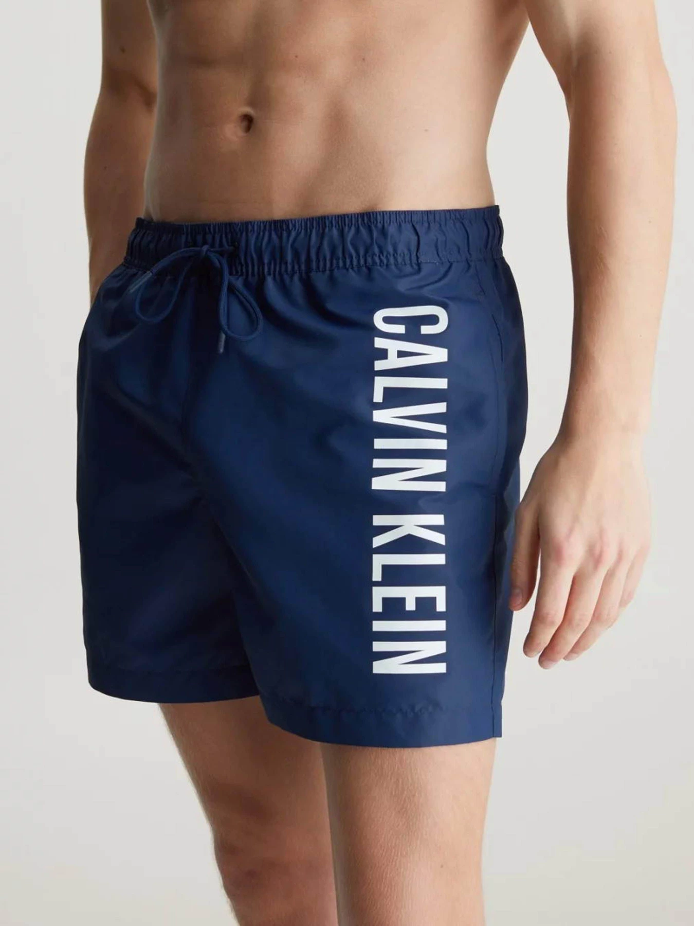 Одежда для пляжа Calvin Klein Underwear Intense Power модель KM0KM01004-C7E Одежда для пляжа Calvin Klein Underwear Intense Power модель KM0KM01004-C7E Фото