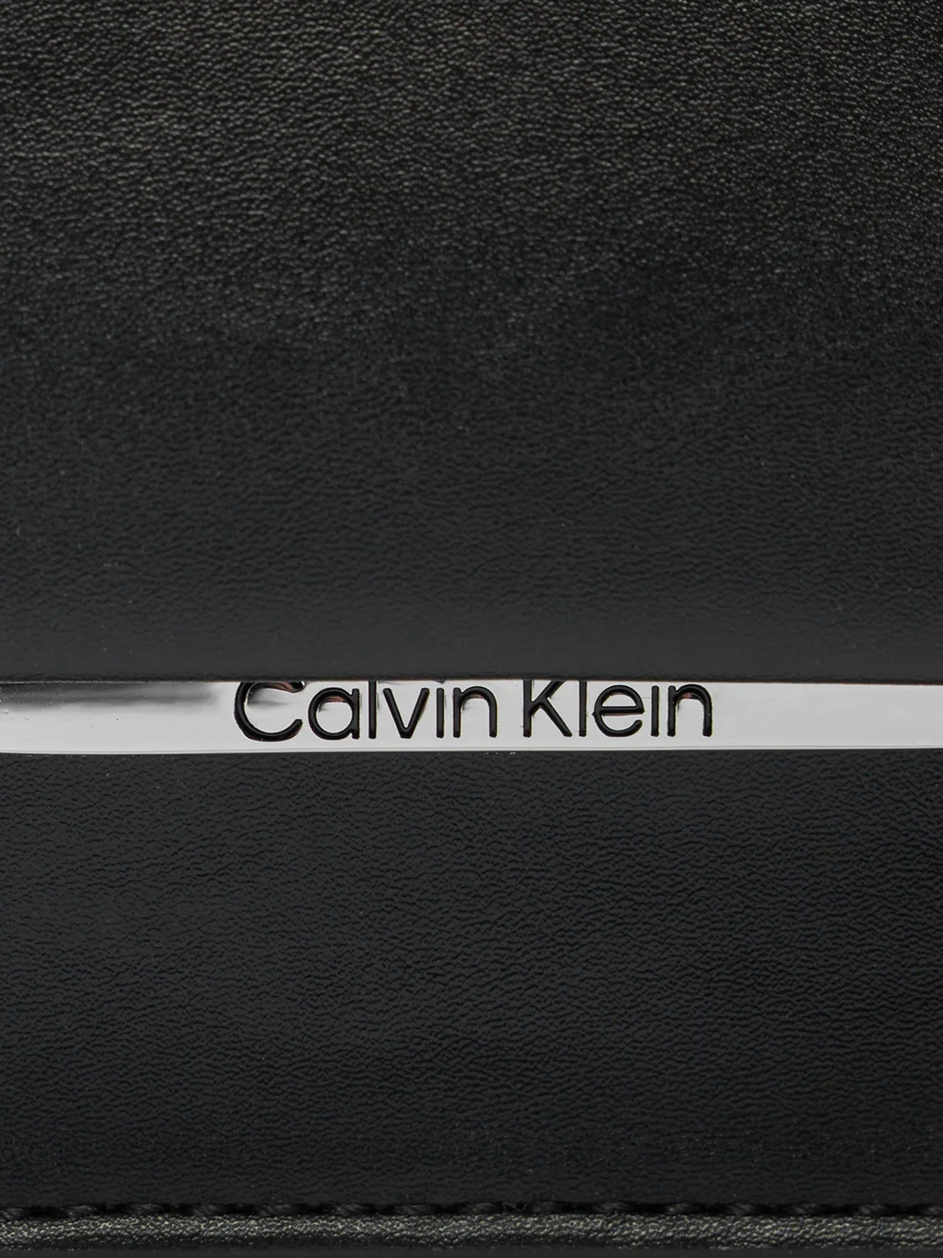 Сумки Calvin Klein Linear Shoulder модель K60K612158-BEH Сумки Calvin Klein Linear Shoulder модель K60K612158-BEH Фото
