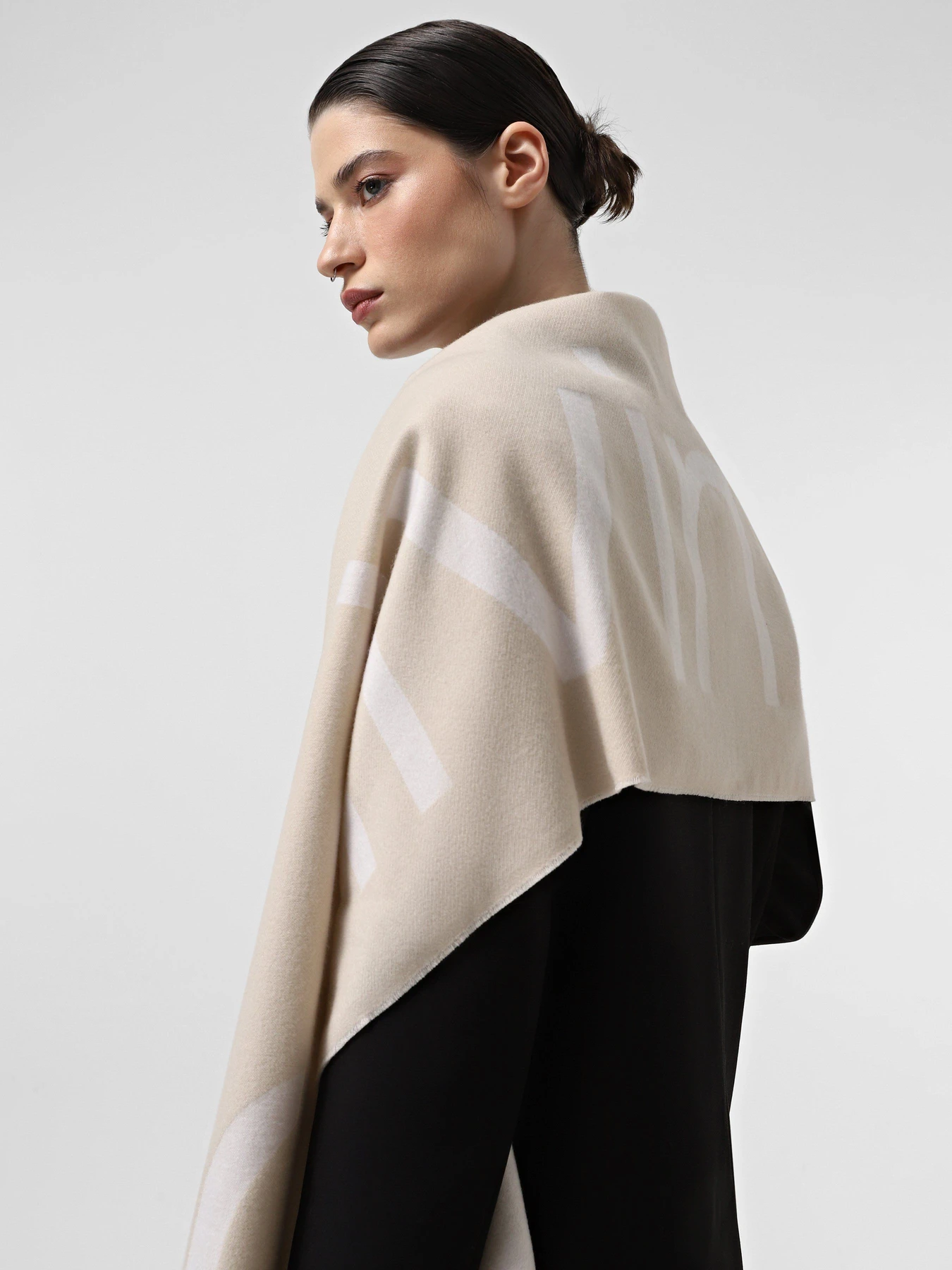 Шарфы и платки Calvin Klein Fringes 2-Tones Wool Blend модель K60K612028-PEG Шарфы и платки Calvin Klein Fringes 2-Tones Wool Blend модель K60K612028-PEG Фото