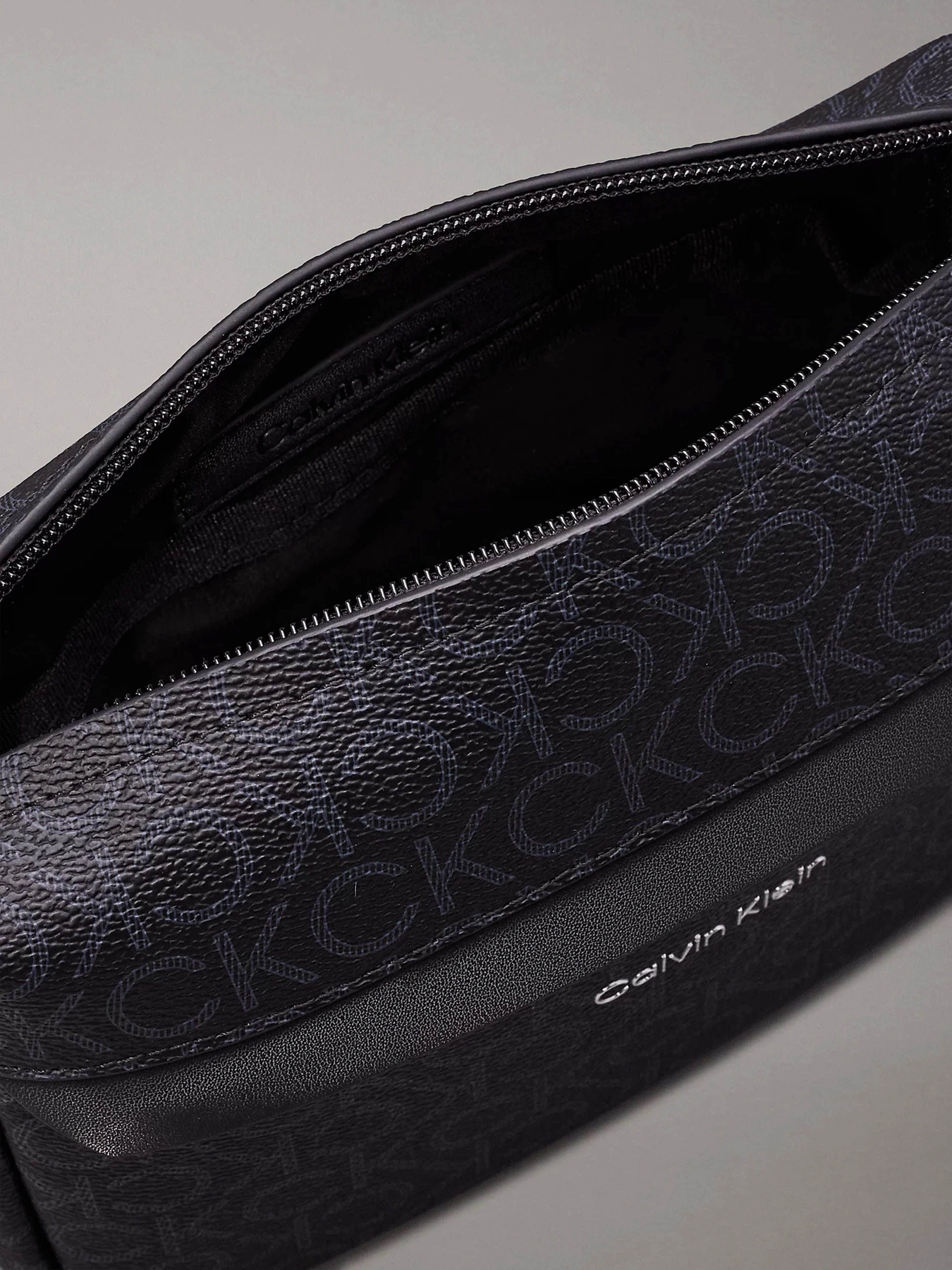 Сумки Calvin Klein Must модель K50K512198-0GJ Сумки Calvin Klein Must модель K50K512198-0GJ Фото