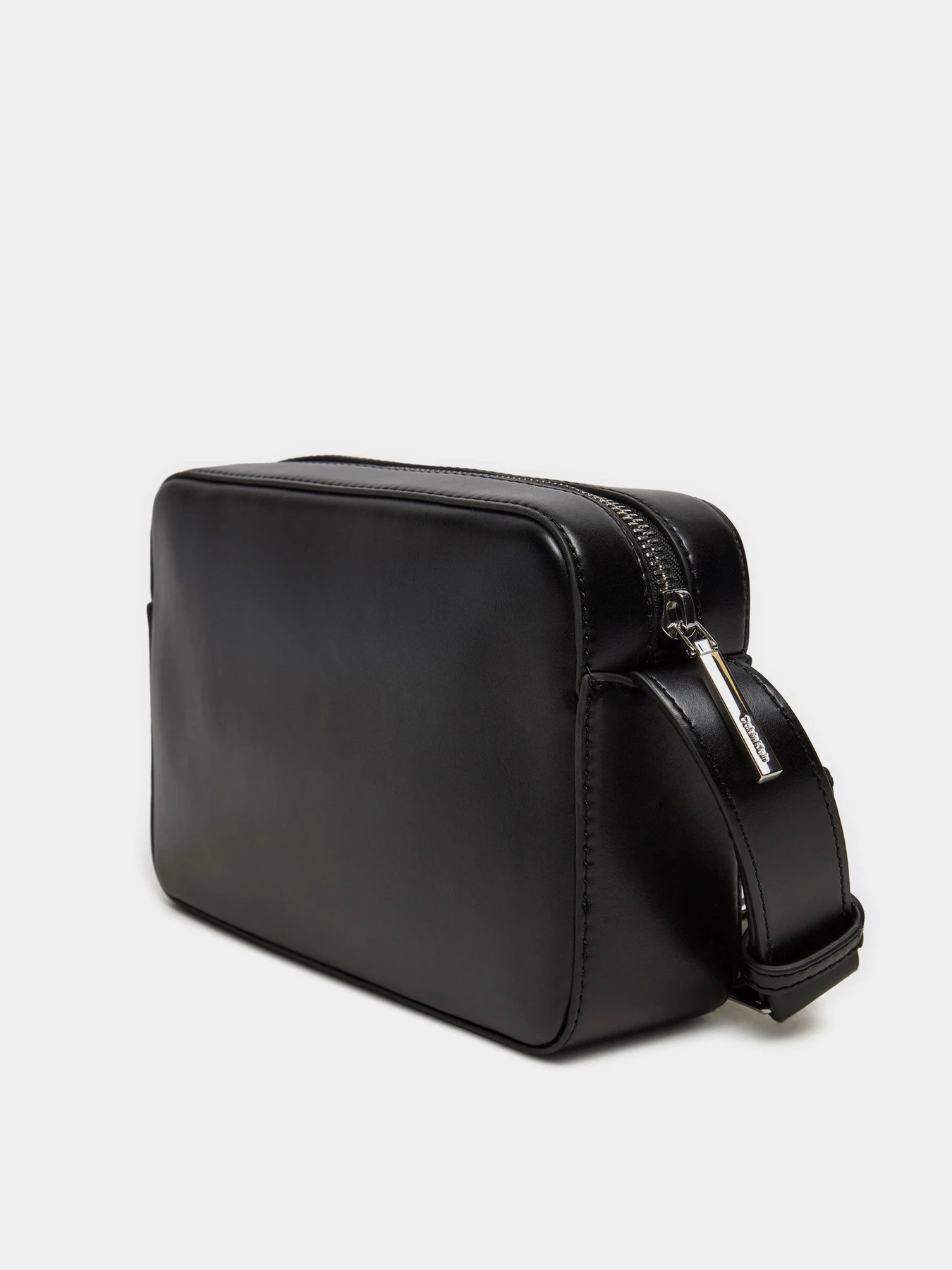 Сумки Calvin Klein Embossed Logo Camera модель K60K612555-BEH Сумки Calvin Klein Embossed Logo Camera модель K60K612555-BEH Фото