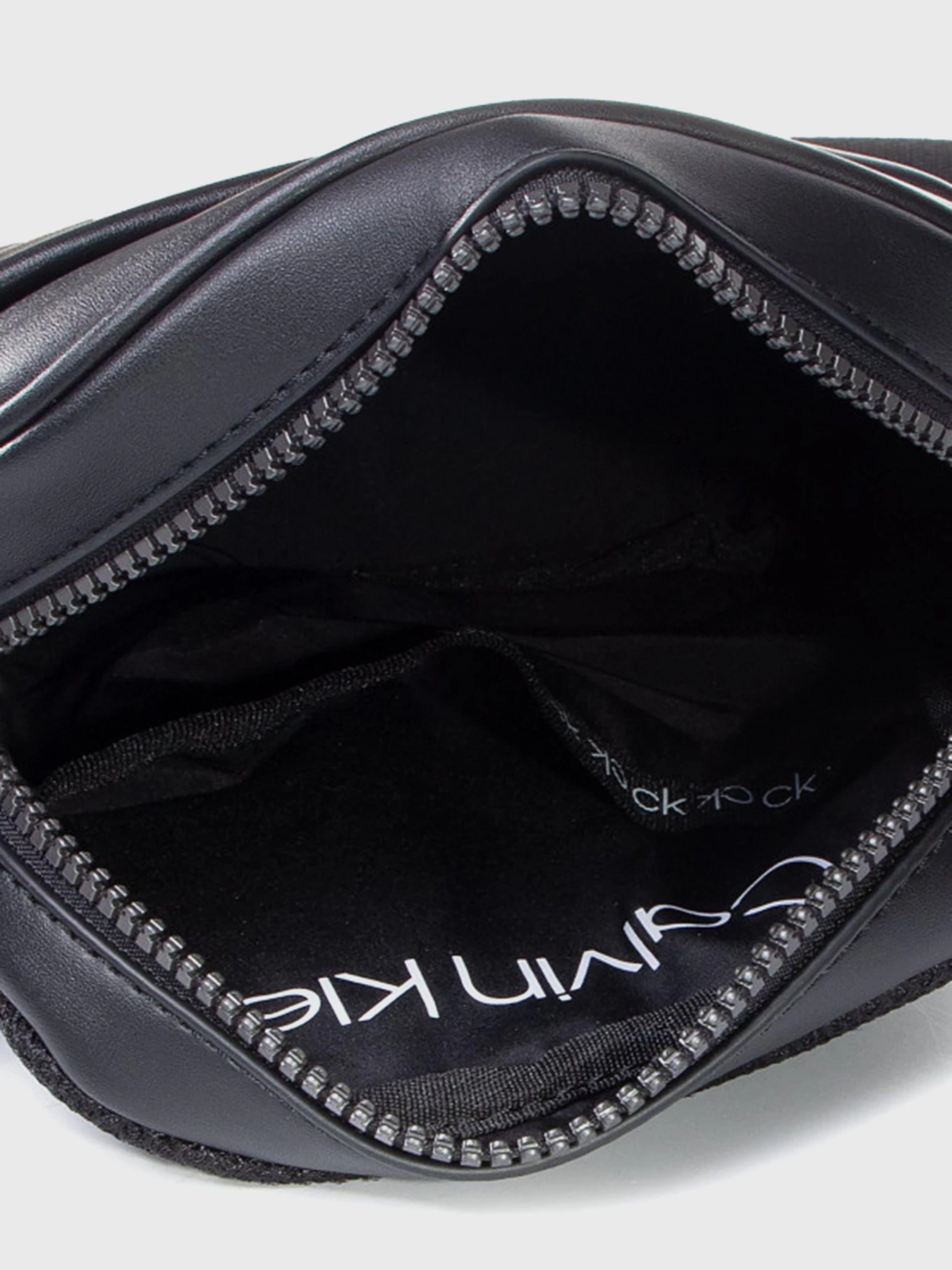 Сумки Calvin Klein модель K50K505676_BAX0 Сумки Calvin Klein модель K50K505676_BAX0 Фото