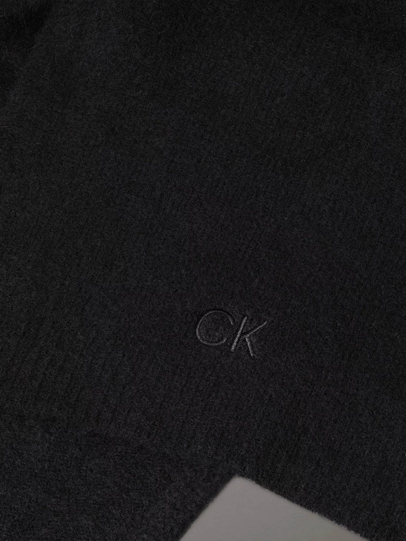 Шарфы и платки Calvin Klein Embroidery Airy модель K60K612610-BEH Шарфы и платки Calvin Klein Embroidery Airy модель K60K612610-BEH Фото
