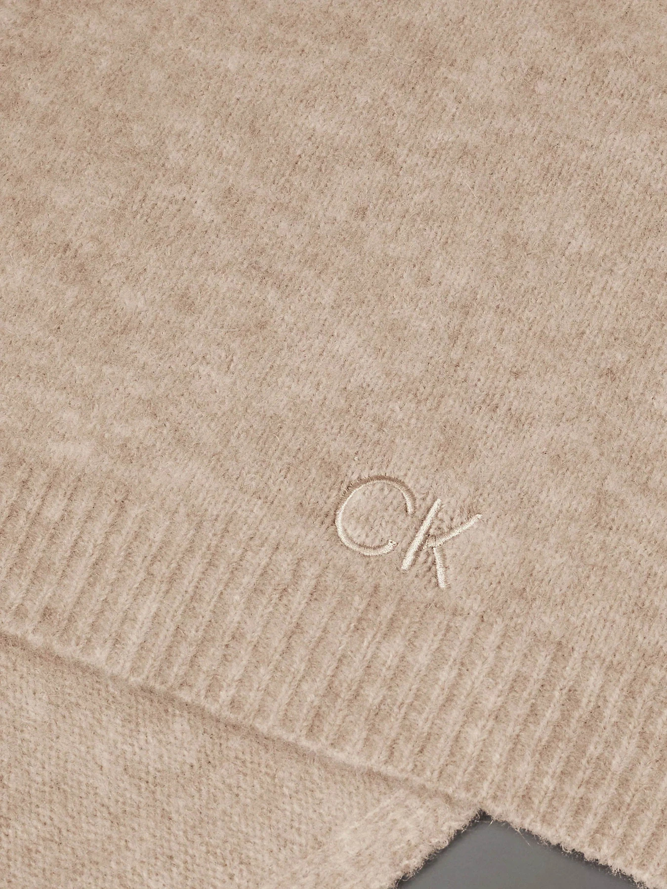 Шарфы и платки Calvin Klein Embroidery Airy модель K60K612610-PCJ Шарфы и платки Calvin Klein Embroidery Airy модель K60K612610-PCJ Фото