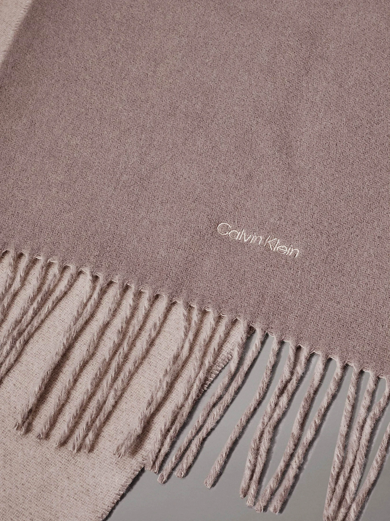 Шарфы и платки Calvin Klein Fringes Two Tones модель K60K612705-PA0 Шарфы и платки Calvin Klein Fringes Two Tones модель K60K612705-PA0 Фото