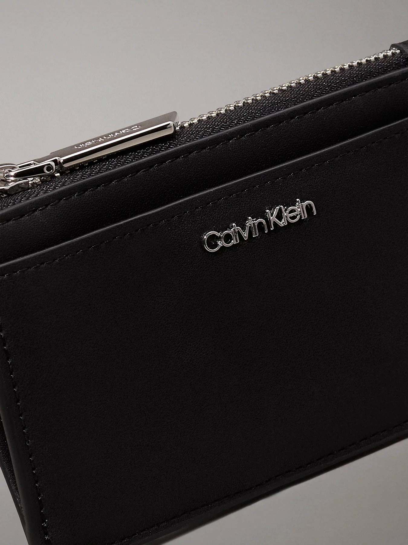 Кошельки Calvin Klein Must Cardholder модель K60K611095-BAX Кошельки Calvin Klein Must Cardholder модель K60K611095-BAX Фото