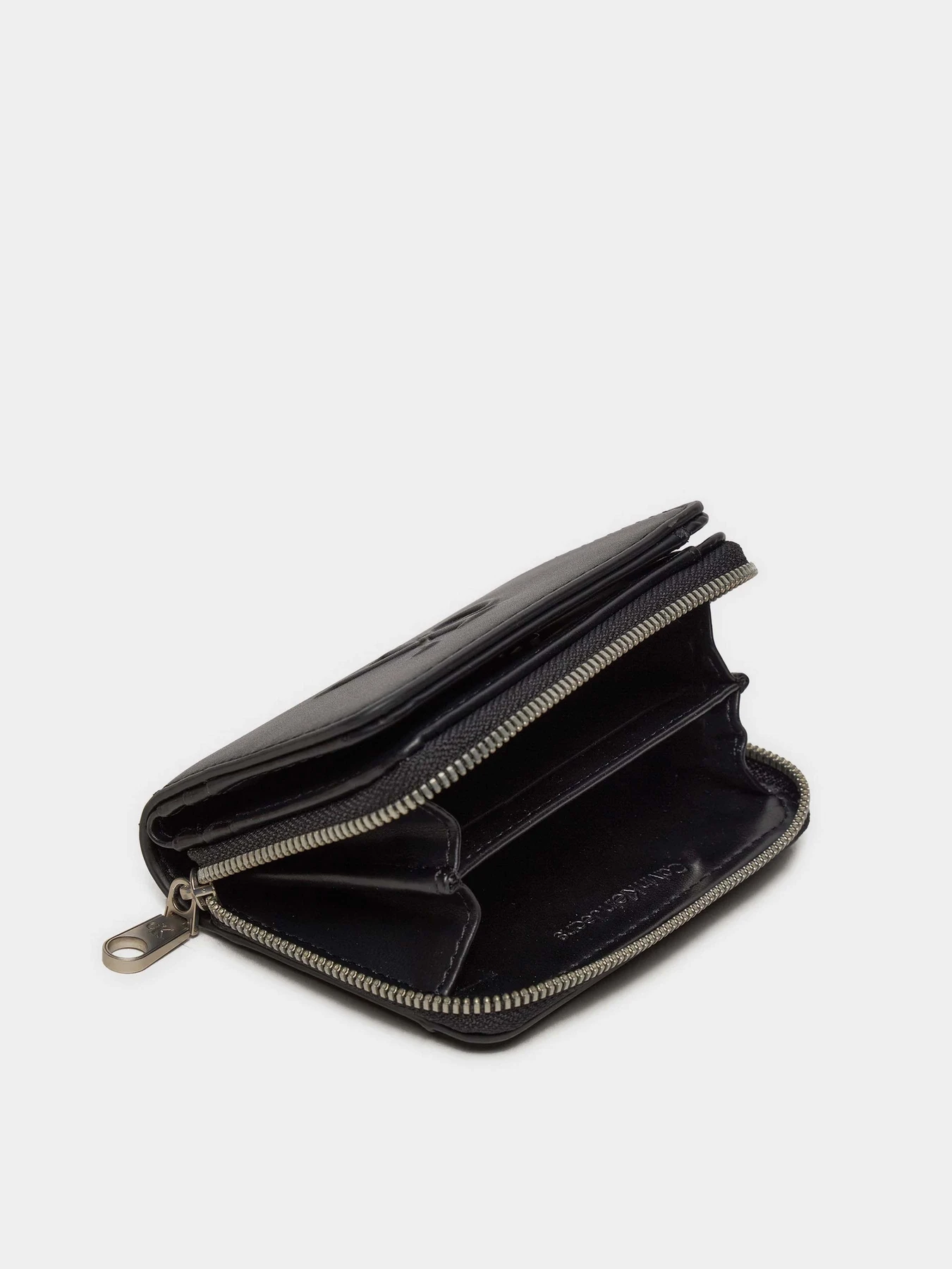 Гаманці Calvin Klein Sculpted Med Zip модель K60K612741-BEH Гаманці Calvin Klein Sculpted Med Zip модель K60K612741-BEH Фото