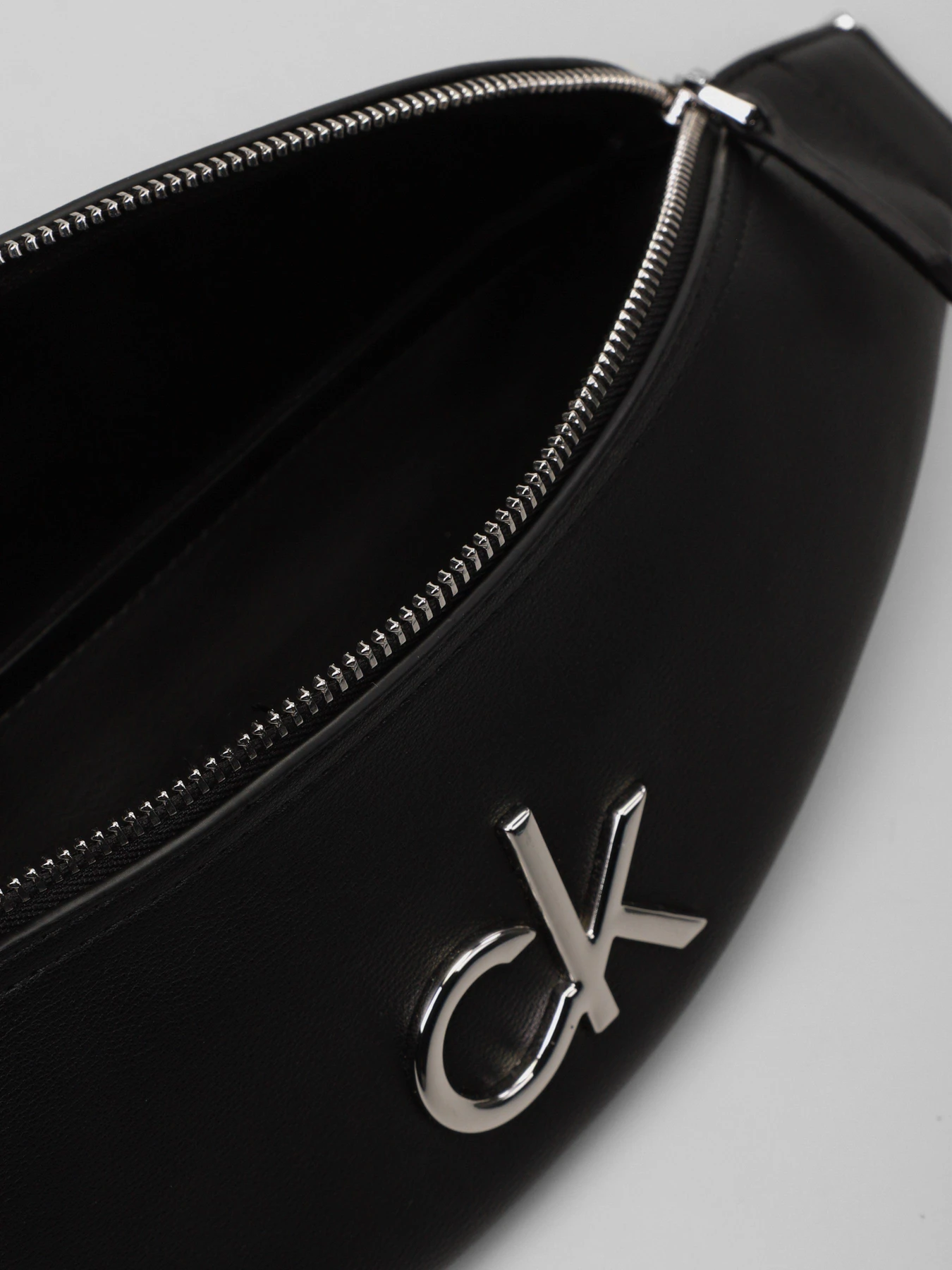Сумки Calvin Klein Re-Lock модель K60K606778_BAX0 Сумки Calvin Klein Re-Lock модель K60K606778_BAX0 Фото