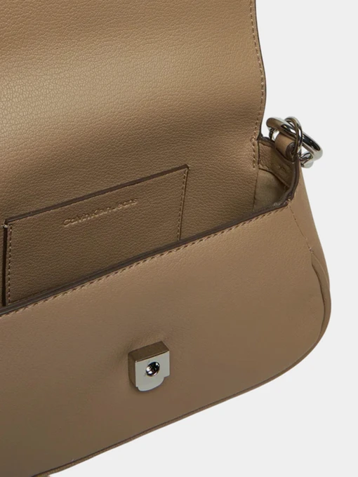 Calvin Klein Крос-боді колір молочний фото 3