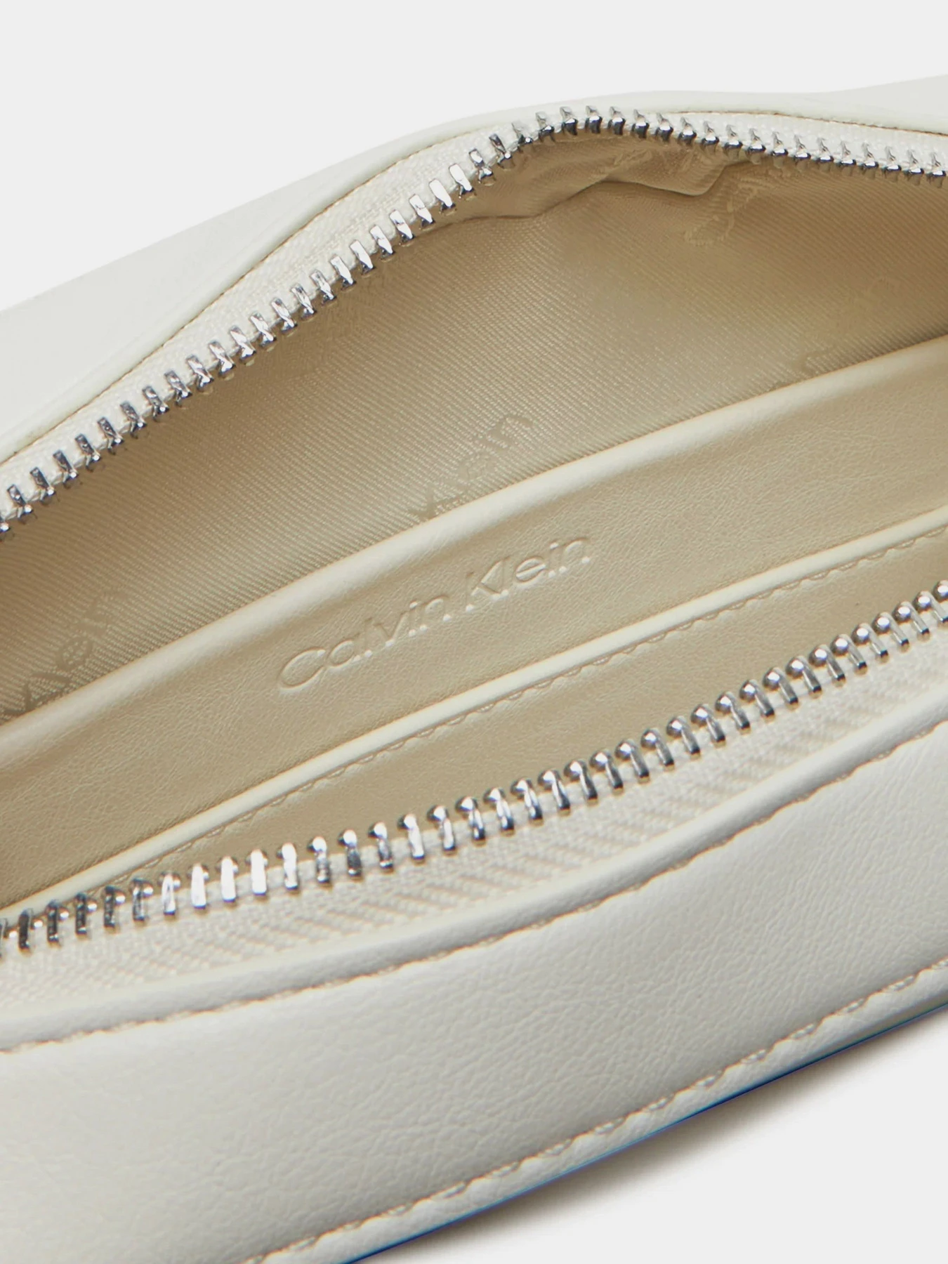 Сумки Calvin Klein модель LV04F3102G-FUP Сумки Calvin Klein модель LV04F3102G-FUP Фото