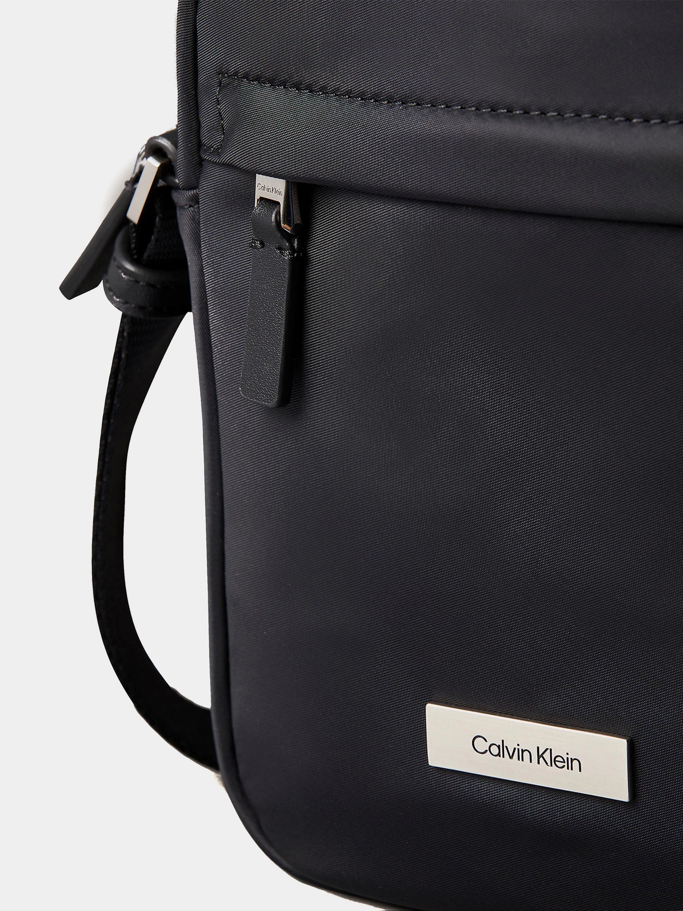 Сумки Calvin Klein SLEEK REPORTER модель LV04D3180G-UB1 Сумки Calvin Klein SLEEK REPORTER модель LV04D3180G-UB1 Фото