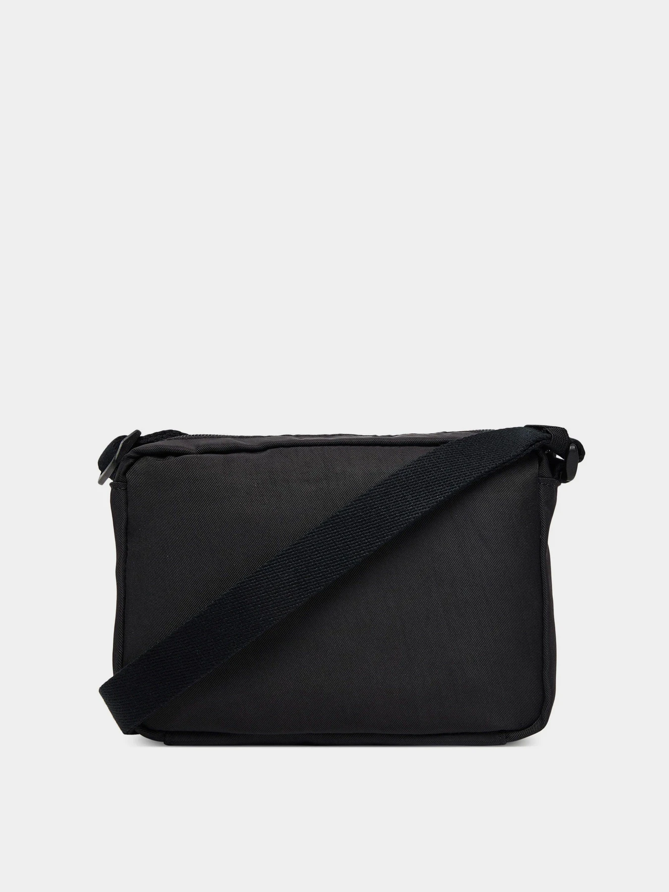 Сумки Calvin Klein BOLD CAMERA BAG модель LV04D3117G-UB1 Сумки Calvin Klein BOLD CAMERA BAG модель LV04D3117G-UB1 Фото