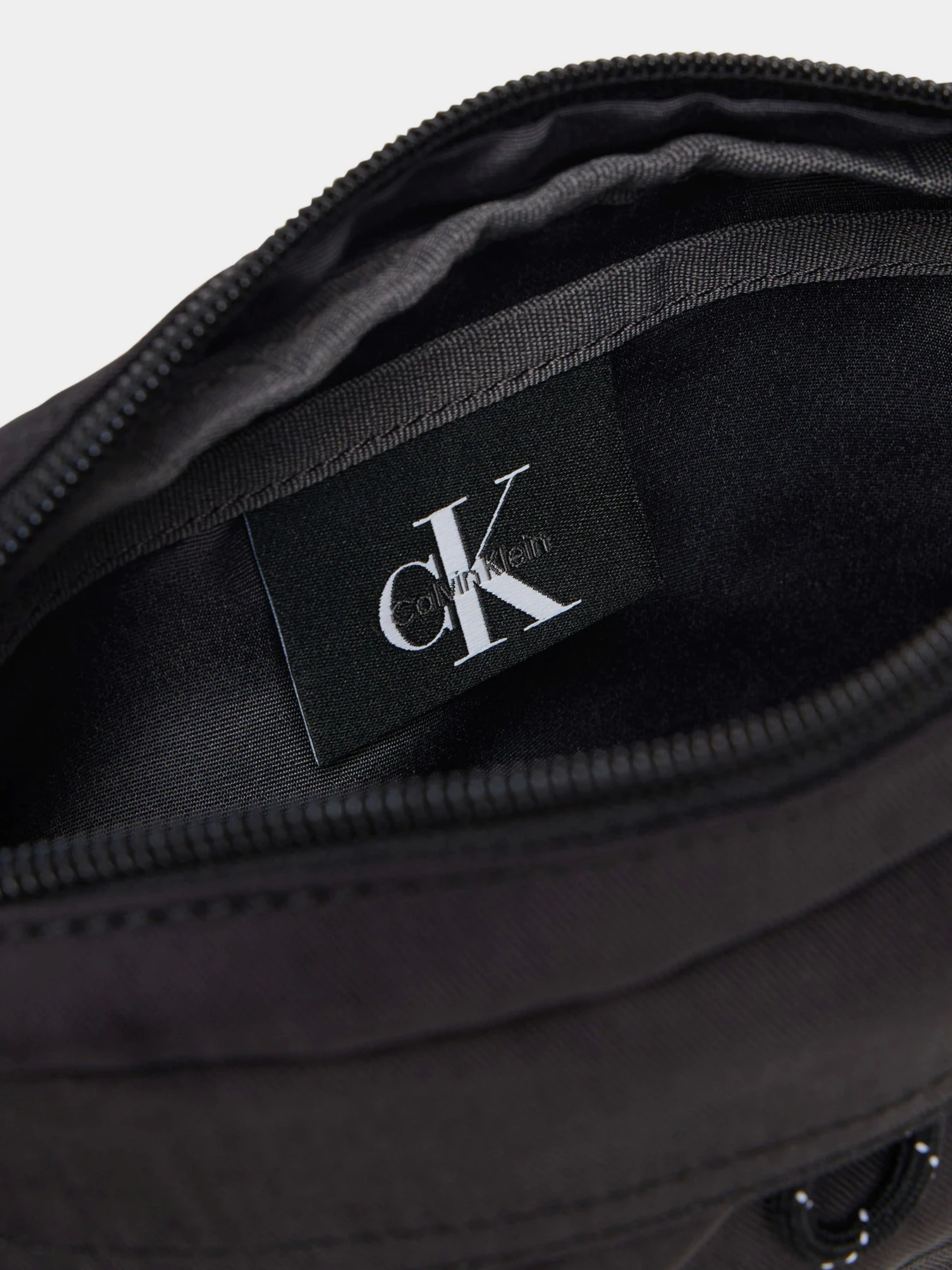 Сумки Calvin Klein BOLD CAMERA BAG модель LV04D3117G-UB1 Сумки Calvin Klein BOLD CAMERA BAG модель LV04D3117G-UB1 Фото