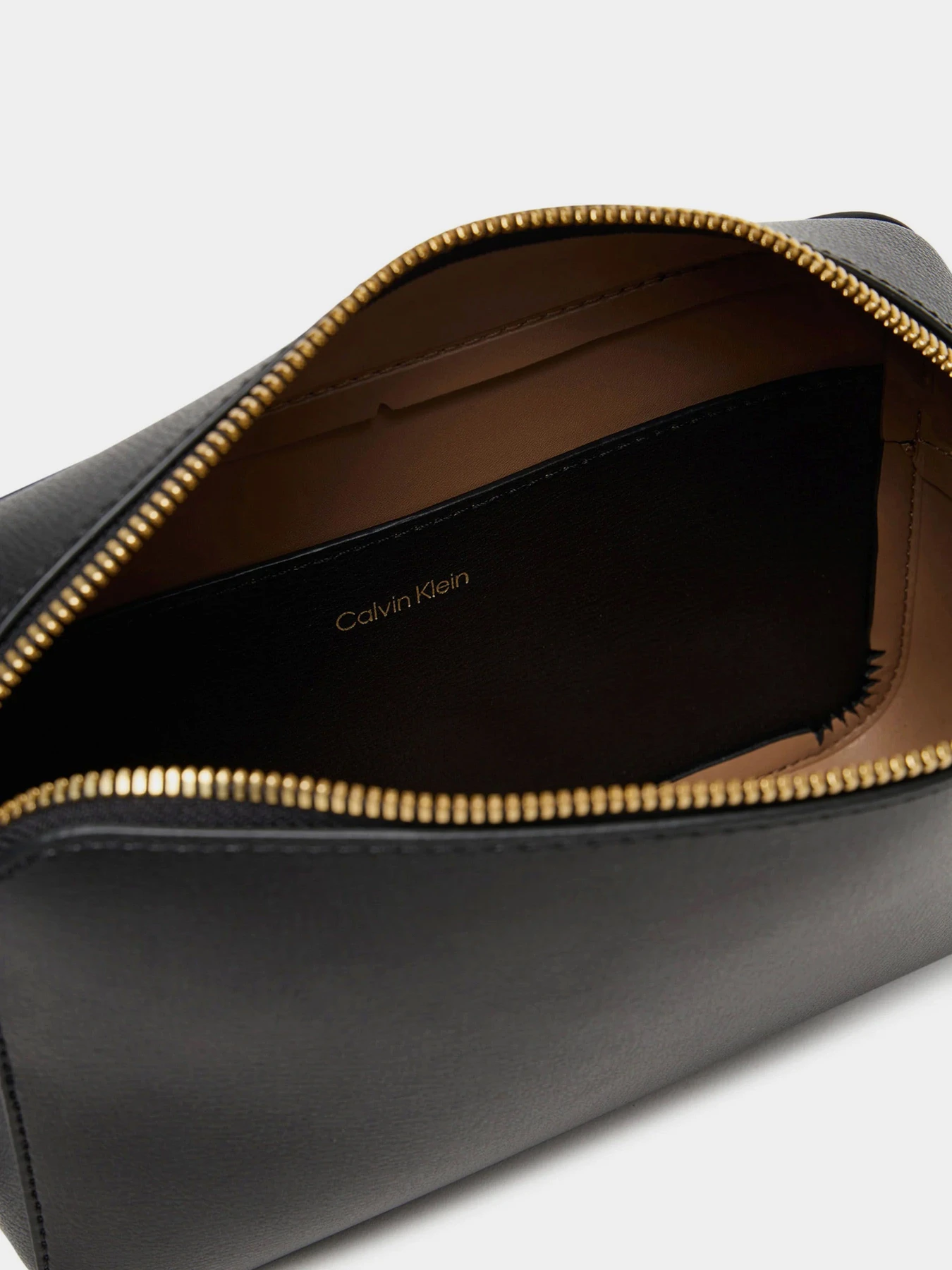 Сумки Calvin Klein FOIL LOGO ELONGATED CAMERA BAG модель LV04F3276G-332 Сумки Calvin Klein FOIL LOGO ELONGATED CAMERA BAG модель LV04F3276G-332 Фото