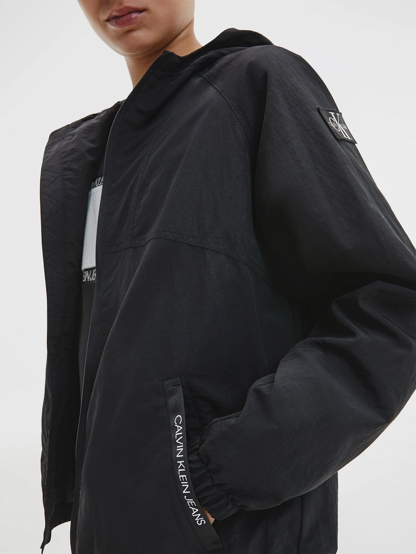 Куртки и дубленки Calvin Klein Monogram Badge модель IB0IB00856-BEH Фото