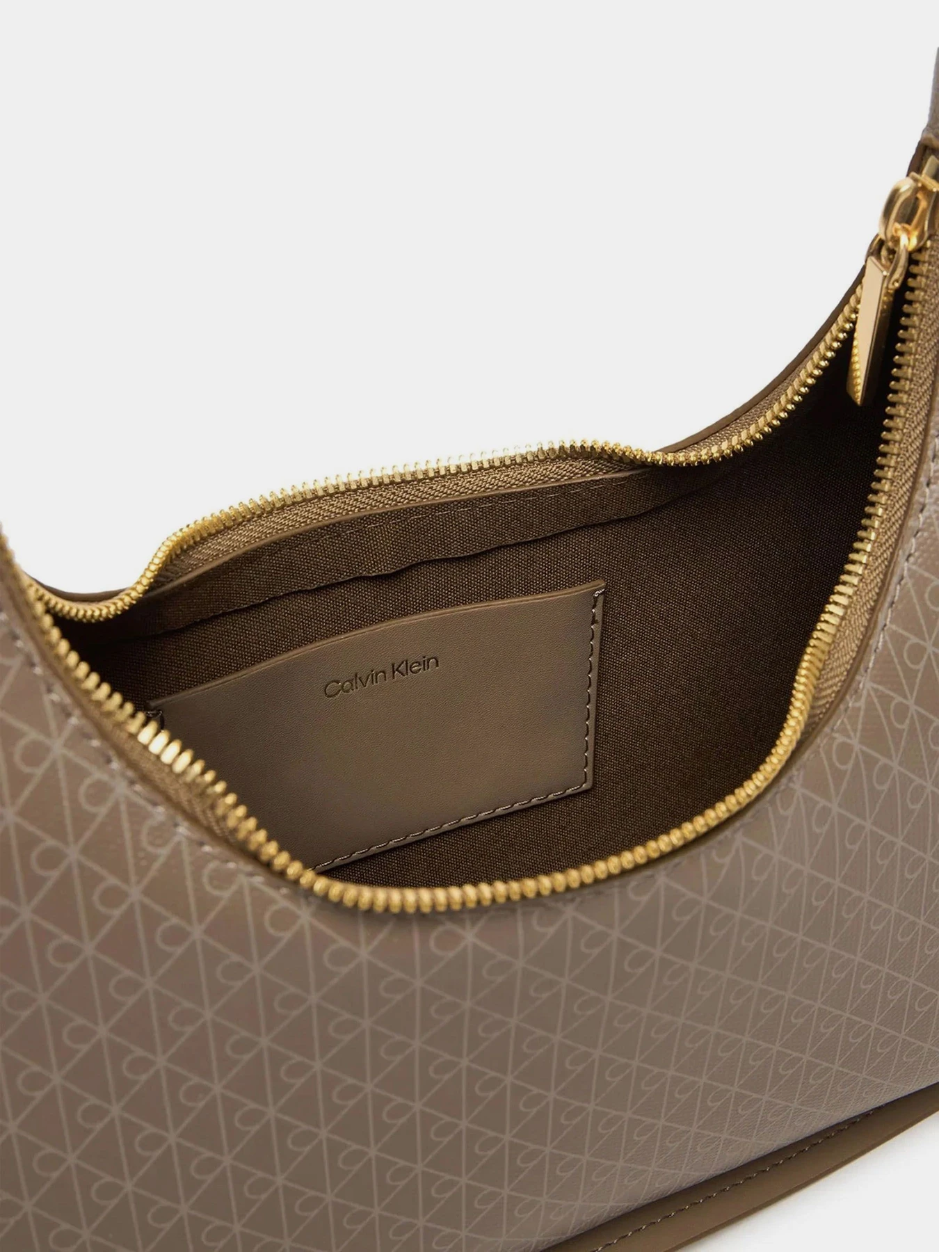 Сумки Calvin Klein EMBLEM AOP CONV SHOULDER BAG модель LV04F3298G-VFU Сумки Calvin Klein EMBLEM AOP CONV SHOULDER BAG модель LV04F3298G-VFU Фото