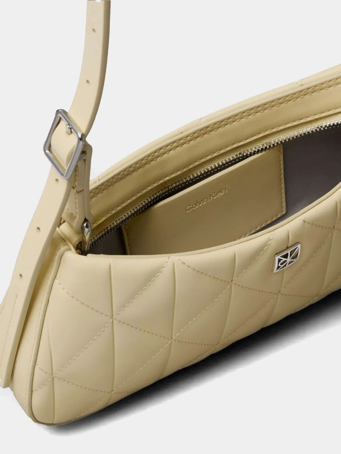 Сумки Calvin Klein QUILTED SM SHOULDER BAG модель LV04F3327G-RM0 Сумки Calvin Klein QUILTED SM SHOULDER BAG модель LV04F3327G-RM0 Фото
