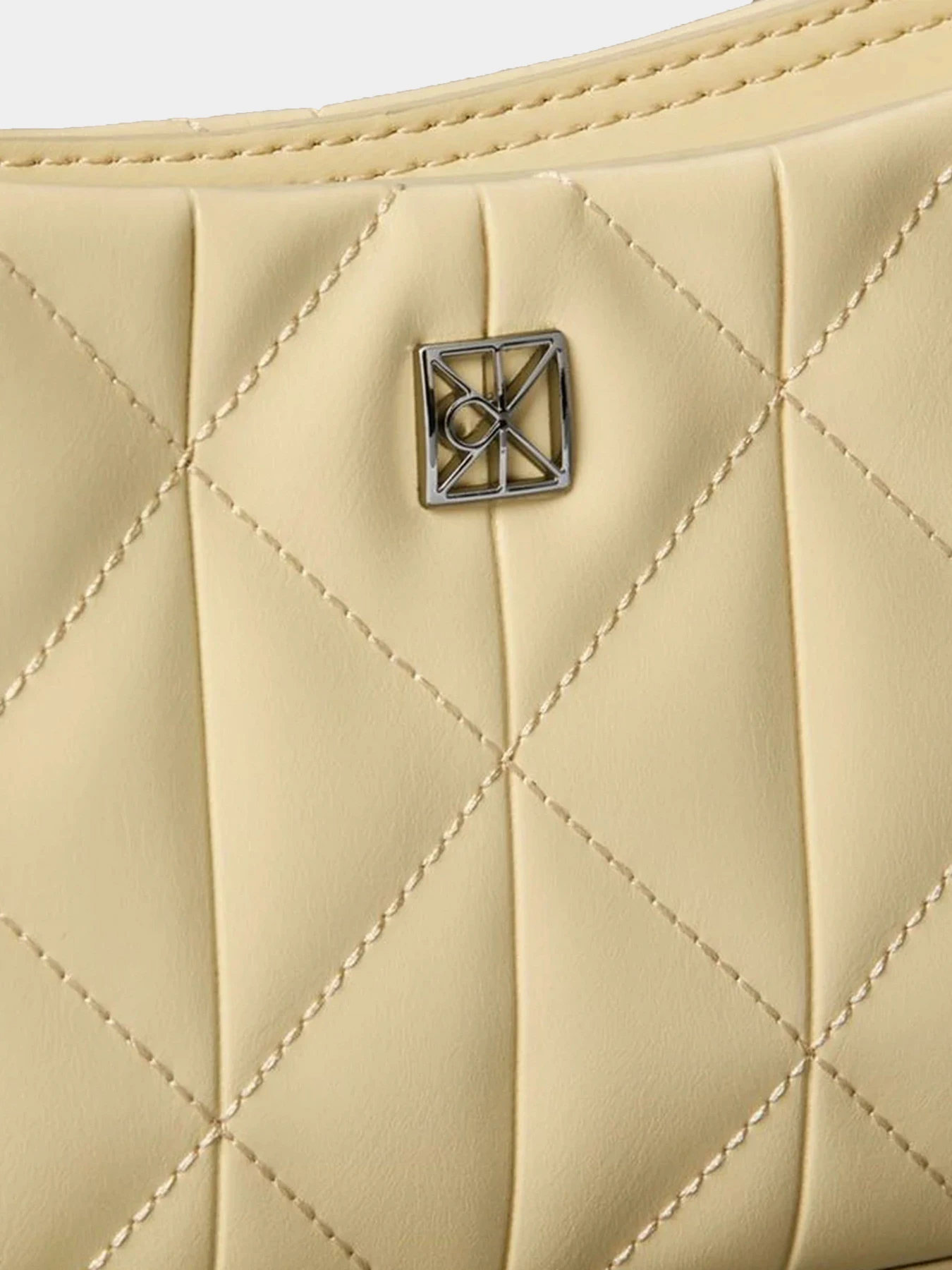 Сумки Calvin Klein QUILTED SM SHOULDER BAG модель LV04F3327G-RM0 Сумки Calvin Klein QUILTED SM SHOULDER BAG модель LV04F3327G-RM0 Фото