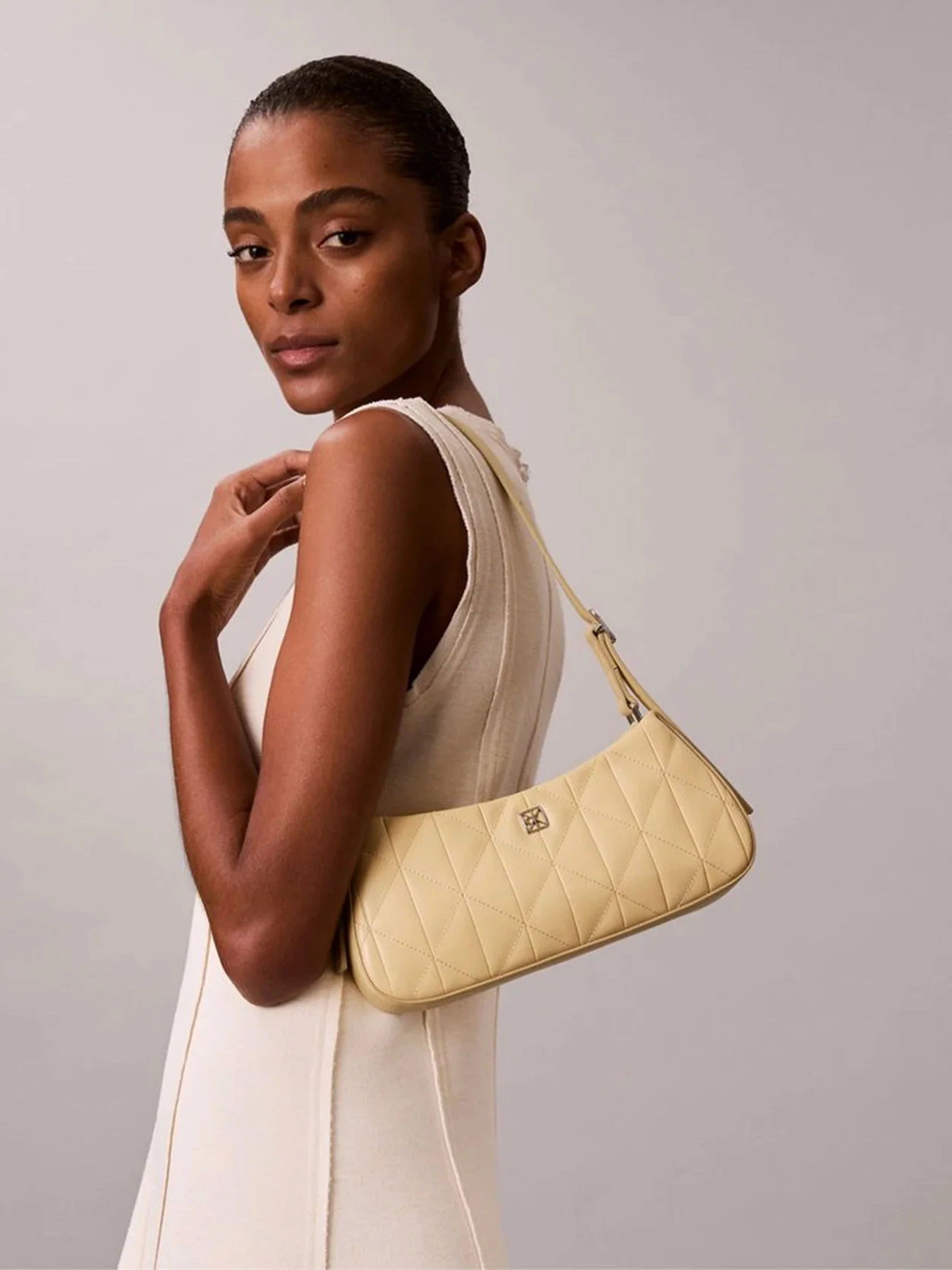 Сумки Calvin Klein QUILTED SM SHOULDER BAG модель LV04F3327G-RM0 Сумки Calvin Klein QUILTED SM SHOULDER BAG модель LV04F3327G-RM0 Фото