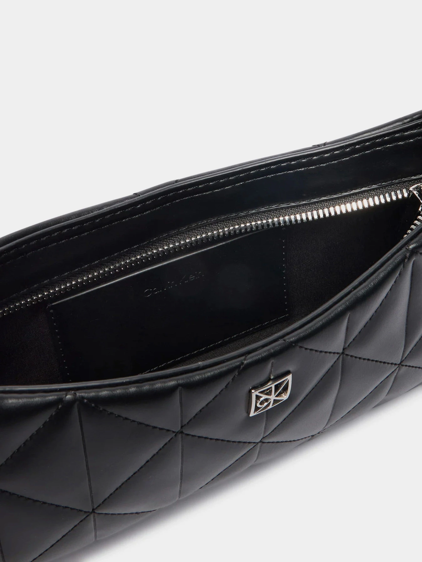 Сумки Calvin Klein QUILTED SM SHOULDER BAG модель LV04F3327G-UB1 Сумки Calvin Klein QUILTED SM SHOULDER BAG модель LV04F3327G-UB1 Фото