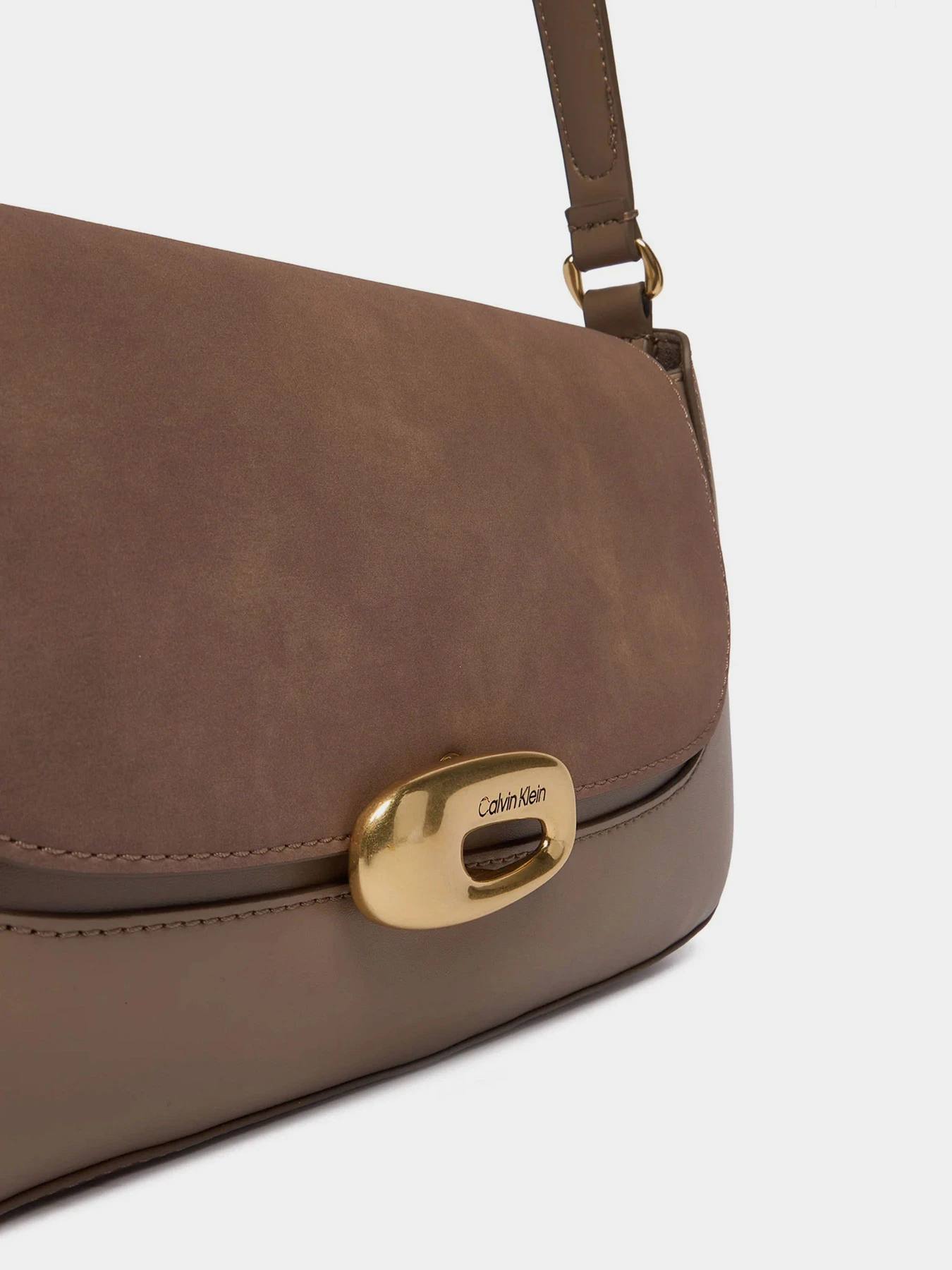 Сумки Calvin Klein HARDWARE BRUSHED SHOULDER BAG модель LV04F3337G-VFU Сумки Calvin Klein HARDWARE BRUSHED SHOULDER BAG модель LV04F3337G-VFU Фото