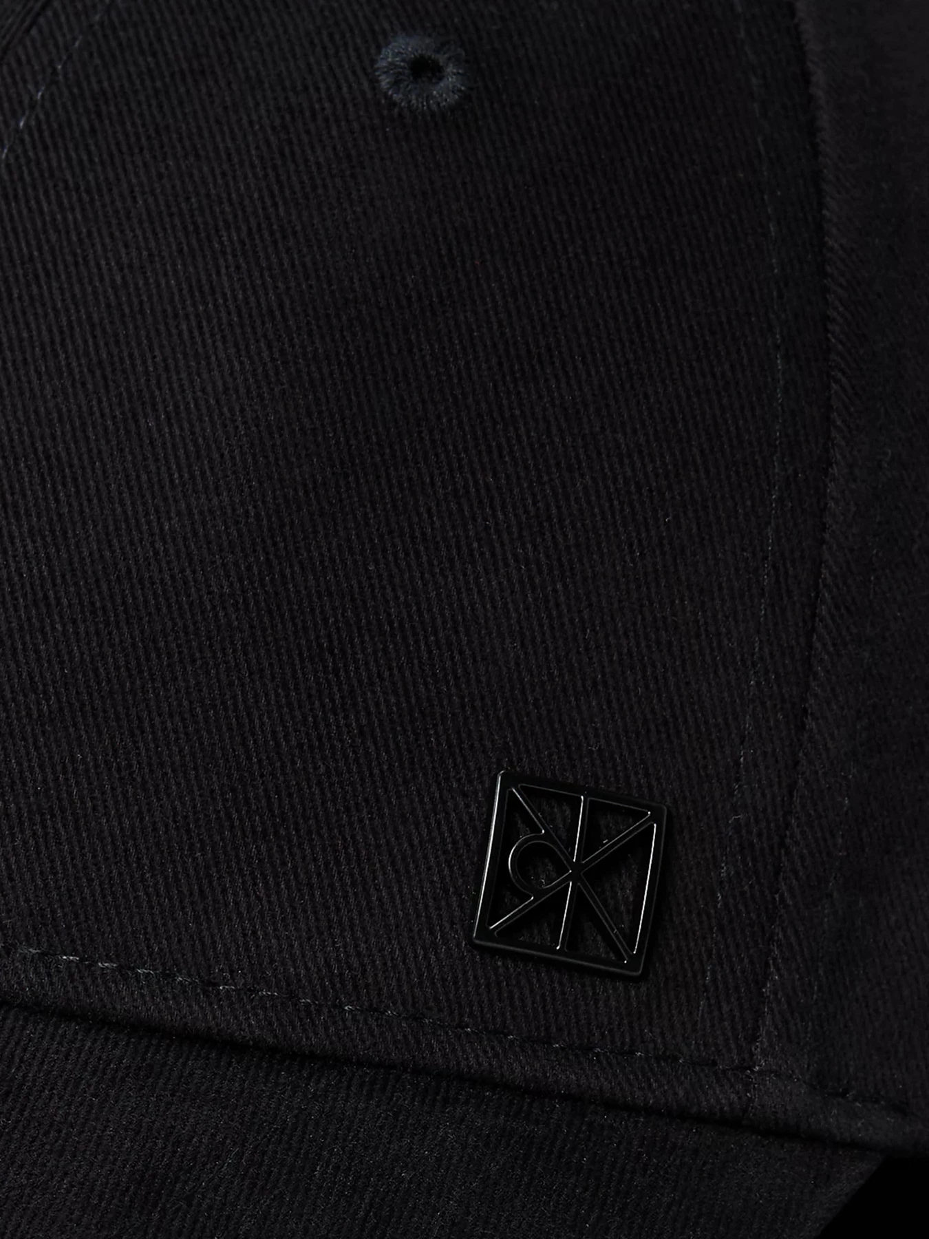 Шапки и кепки Calvin Klein EMBLEM HARDWARE BASEBALL CAP модель LV04F5059G-UB1 Шапки и кепки Calvin Klein EMBLEM HARDWARE BASEBALL CAP модель LV04F5059G-UB1 Фото