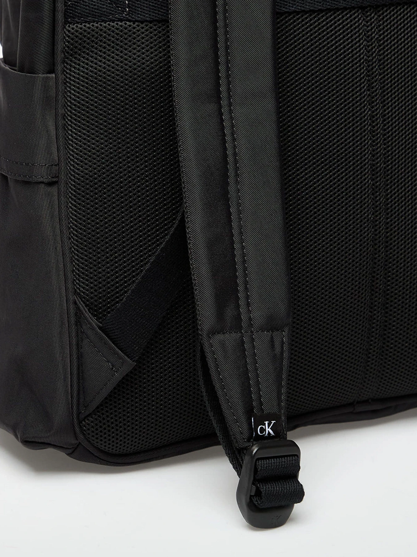 Рюкзаки Calvin Klein BOLD ROUND BACKPACK модель LV04D3114G-UB1 Рюкзаки Calvin Klein BOLD ROUND BACKPACK модель LV04D3114G-UB1 Фото
