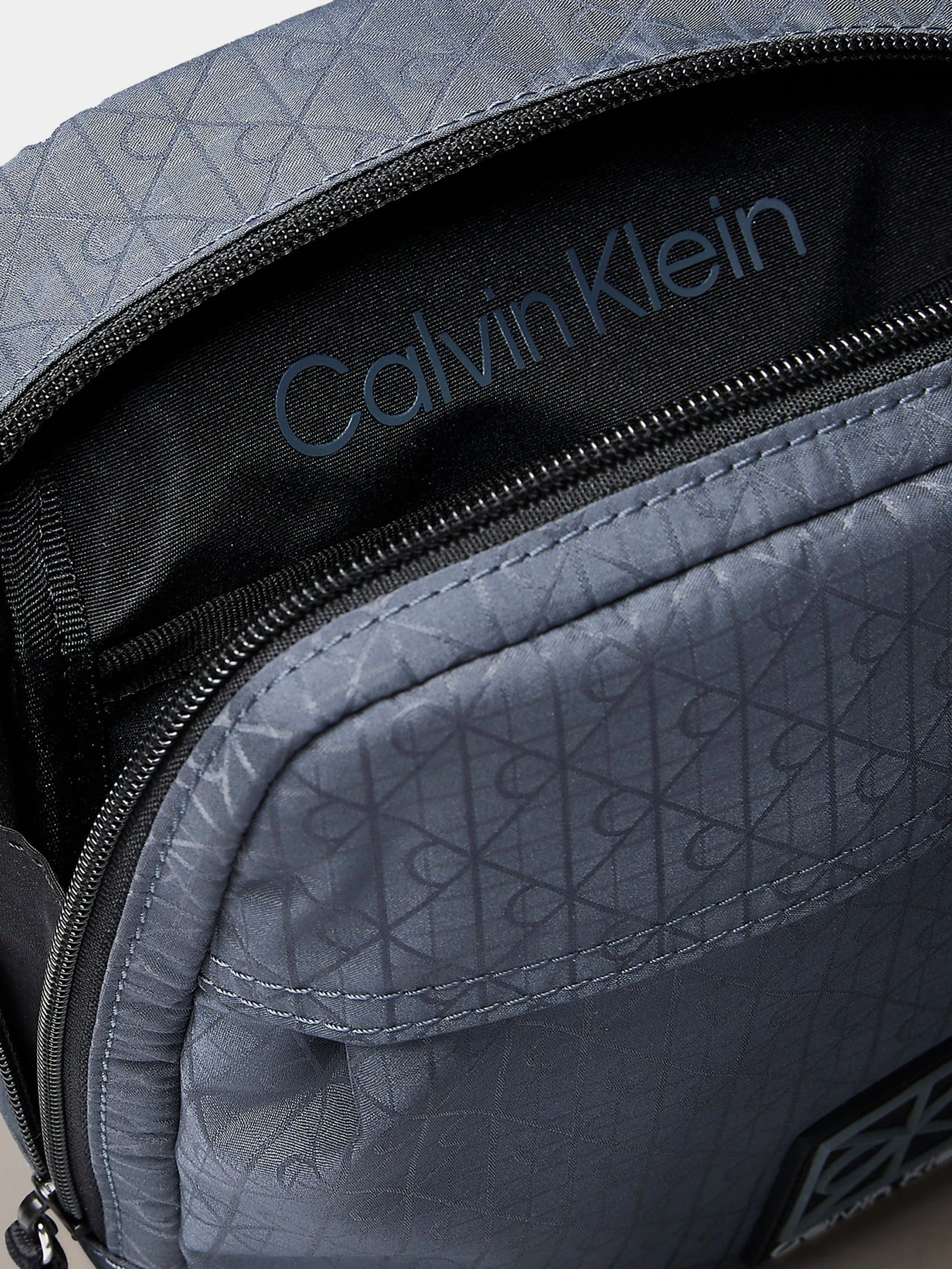 Сумки Calvin Klein UTILITY EMBLEM REPORTER модель LV04D3303G-CKP Фото