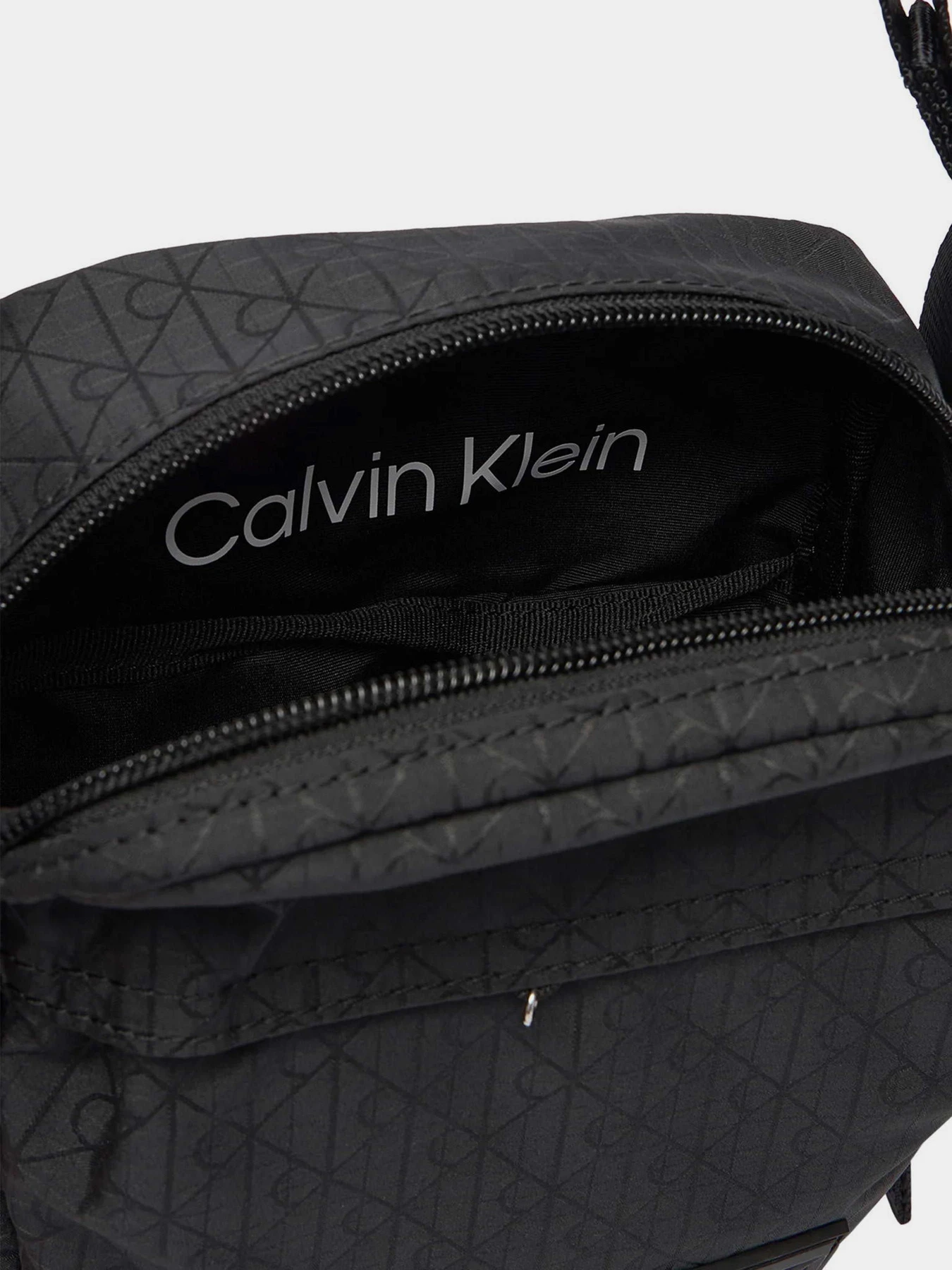 Сумки Calvin Klein UTILITY EMBLEM REPORTER модель LV04D3303G-UB1 Сумки Calvin Klein UTILITY EMBLEM REPORTER модель LV04D3303G-UB1 Фото