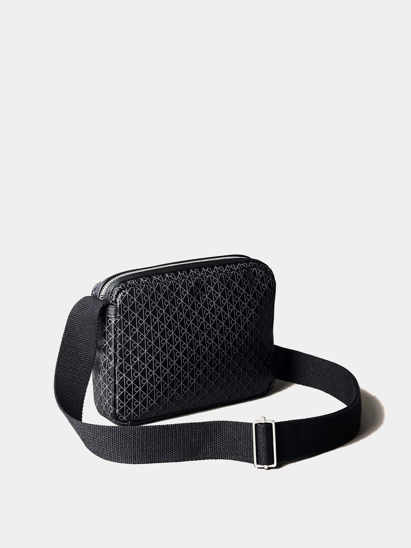 Сумки Calvin Klein EMBLEM AOP COATED CAMERA BAG модель LV04D3314G-UB1 Сумки Calvin Klein EMBLEM AOP COATED CAMERA BAG модель LV04D3314G-UB1 Фото