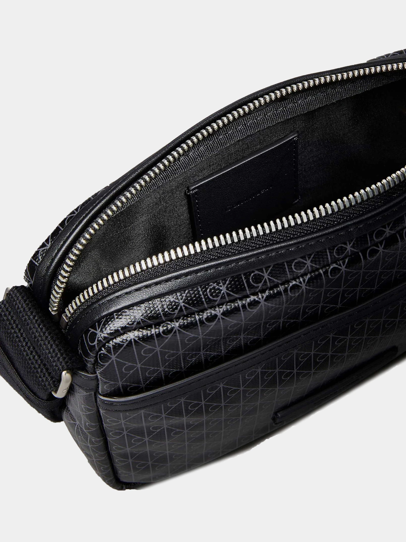 Сумки Calvin Klein EMBLEM AOP COATED CAMERA BAG модель LV04D3314G-UB1 Сумки Calvin Klein EMBLEM AOP COATED CAMERA BAG модель LV04D3314G-UB1 Фото