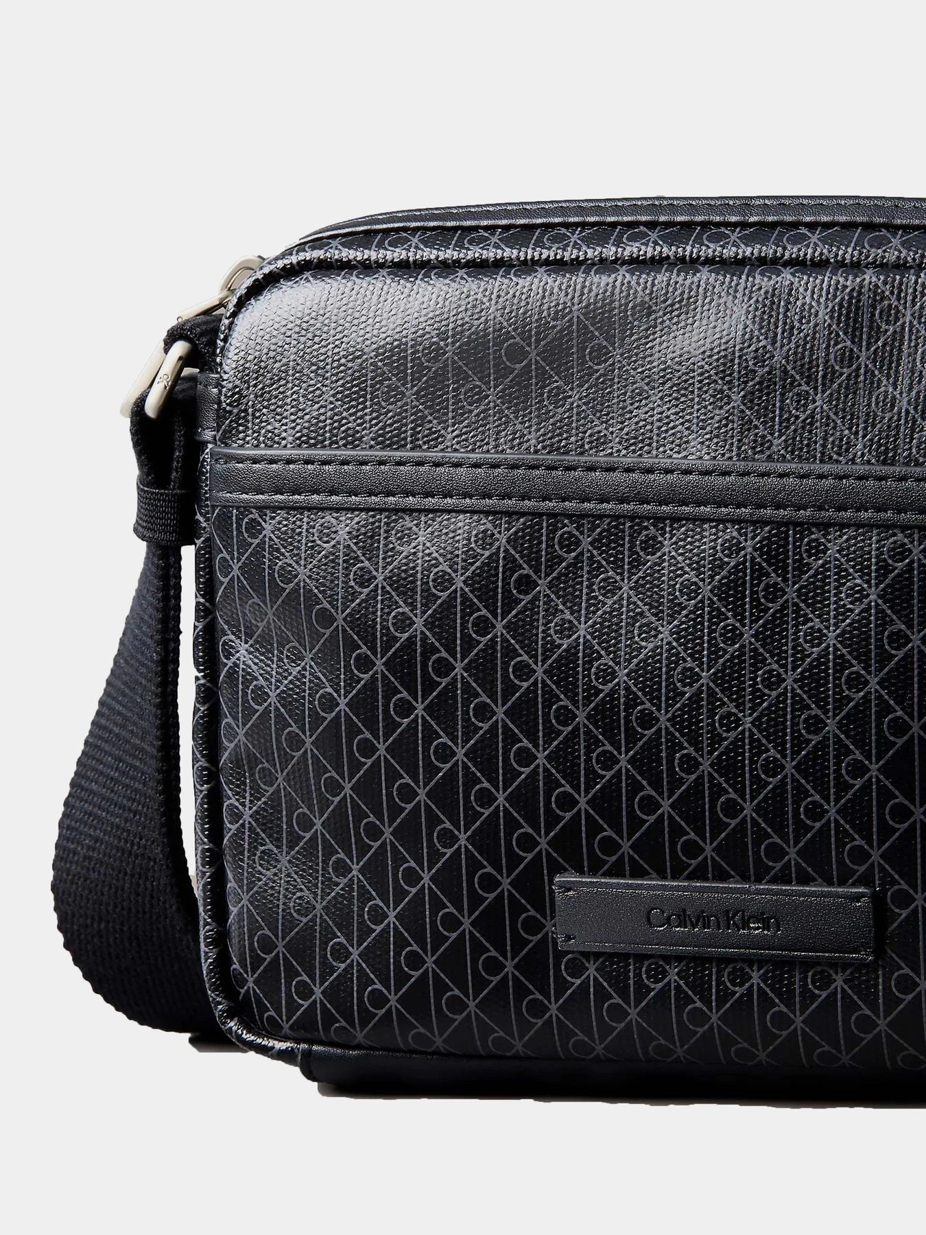Сумки Calvin Klein EMBLEM AOP COATED CAMERA BAG модель LV04D3314G-UB1 Сумки Calvin Klein EMBLEM AOP COATED CAMERA BAG модель LV04D3314G-UB1 Фото