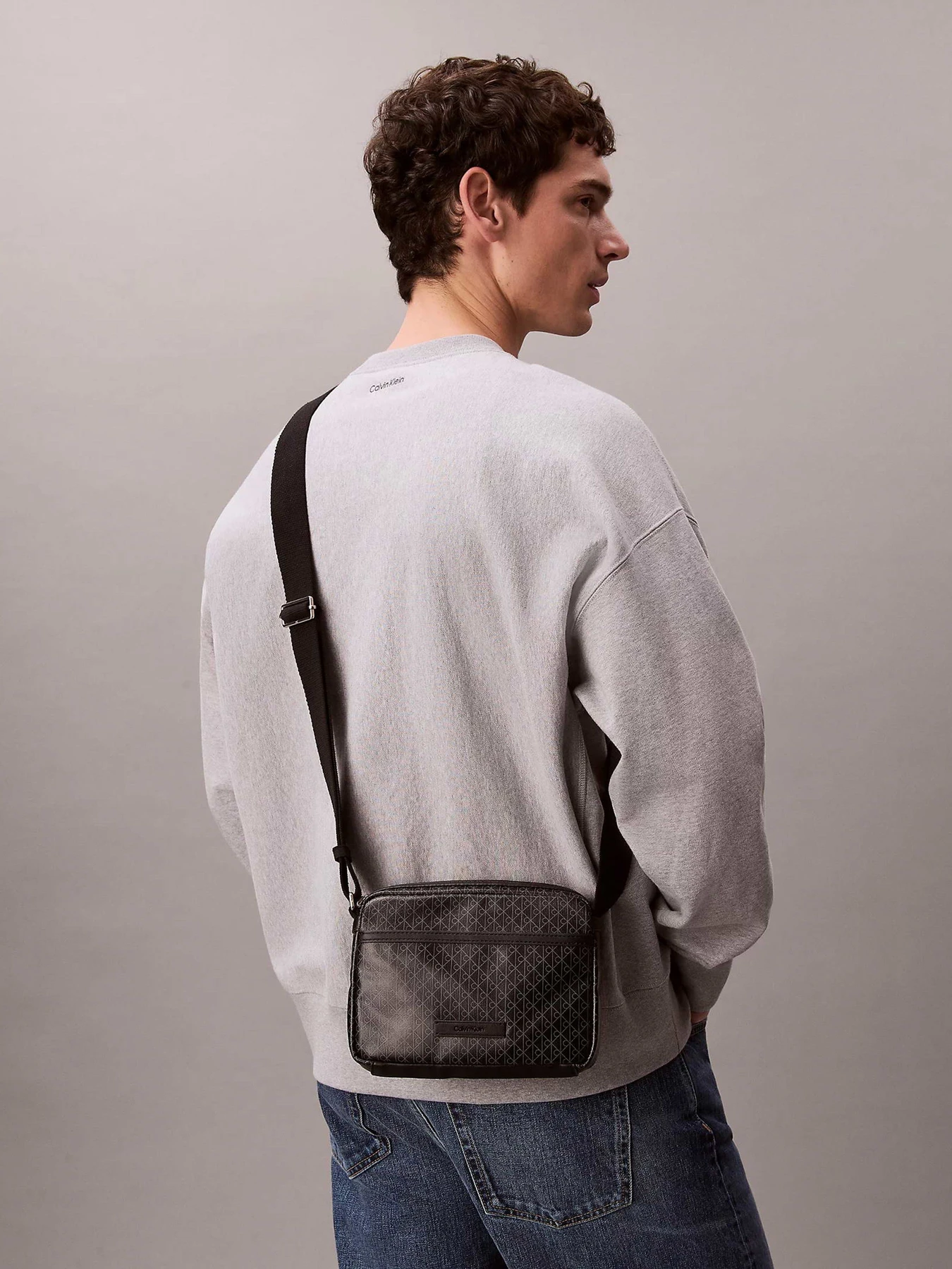 Сумки Calvin Klein EMBLEM AOP COATED CAMERA BAG модель LV04D3314G-UB1 Сумки Calvin Klein EMBLEM AOP COATED CAMERA BAG модель LV04D3314G-UB1 Фото