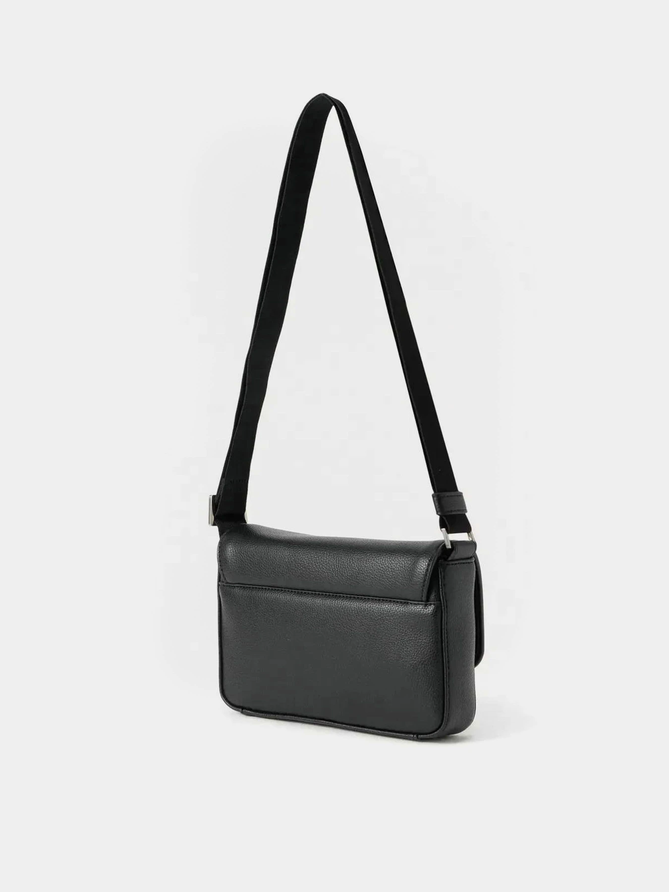 Сумки Calvin Klein RAISED SMALL FLAP MESSENGER модель LV04D3327G-UB1 Сумки Calvin Klein RAISED SMALL FLAP MESSENGER модель LV04D3327G-UB1 Фото